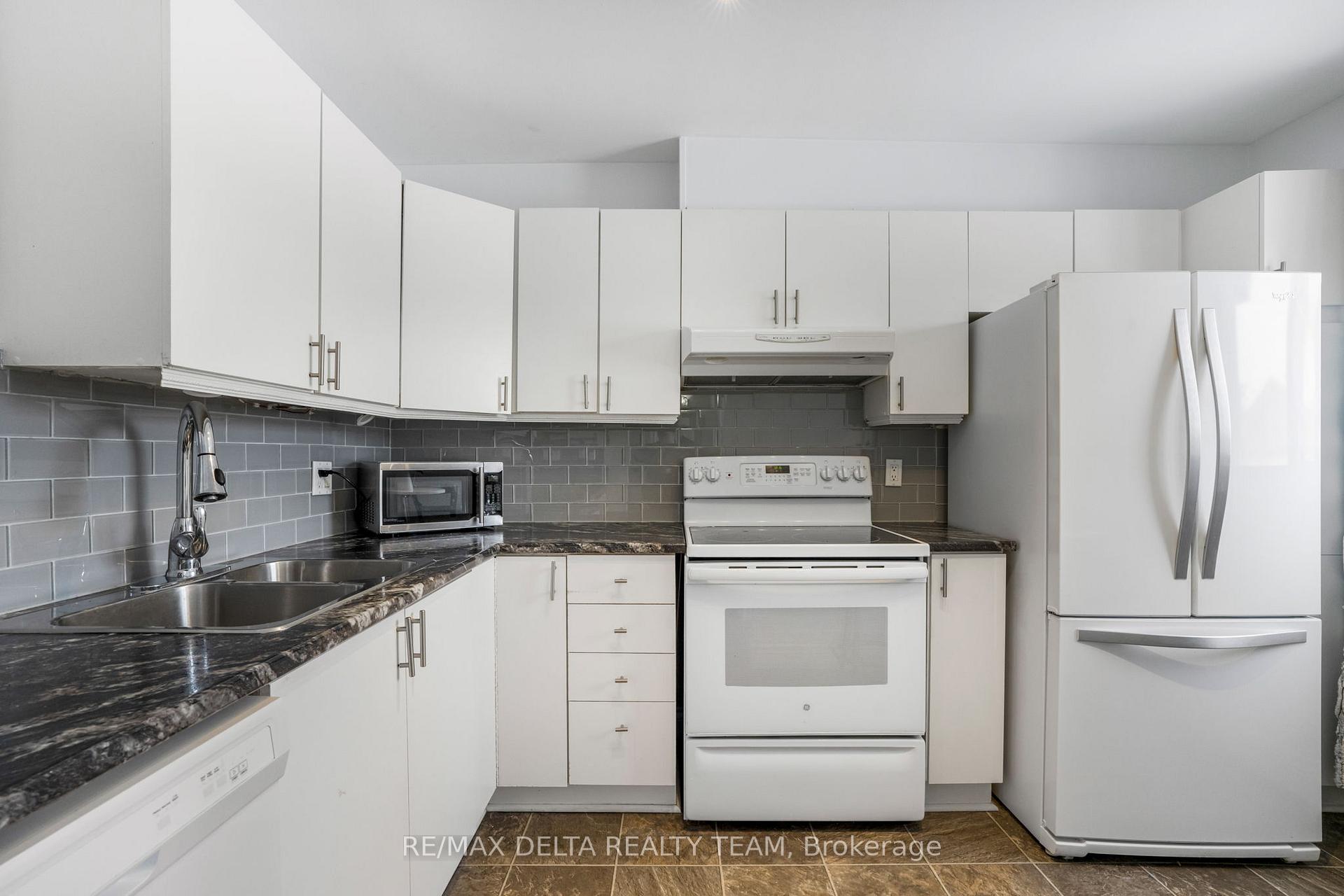 Photo 4 of 4324 Meadowvale Lane, Ottawa, Pineview — HOMEH