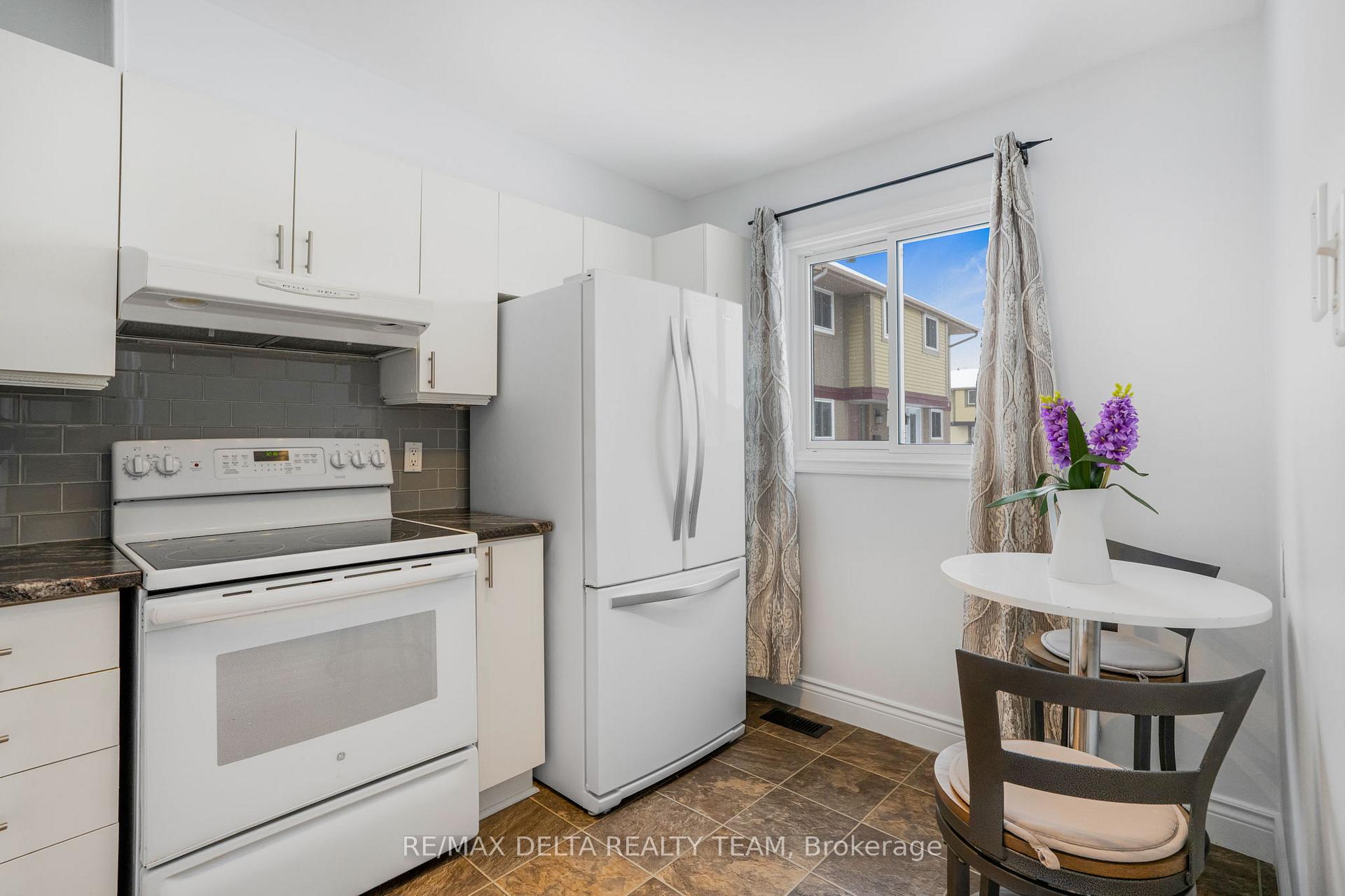 Photo 3 of 4324 Meadowvale Lane, Ottawa, Pineview — HOMEH