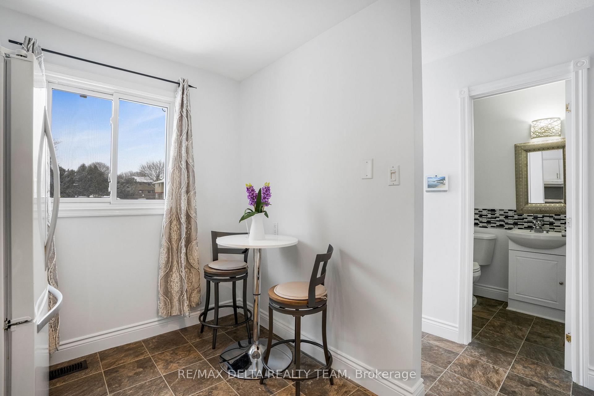 Photo 8 of 4324 Meadowvale Lane, Ottawa, Pineview — HOMEH