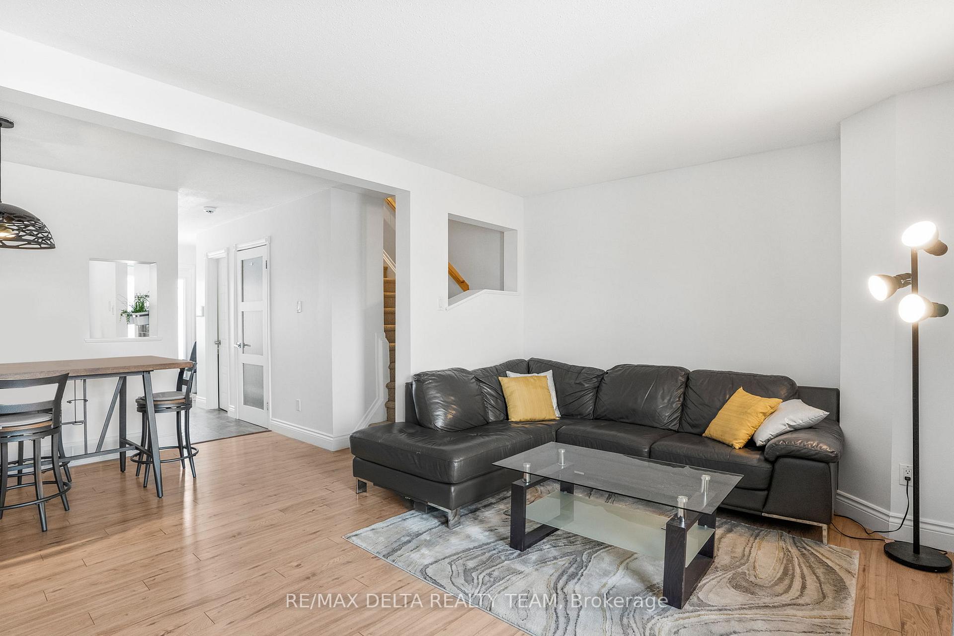 Photo 6 of 4324 Meadowvale Lane, Ottawa, Pineview — HOMEH