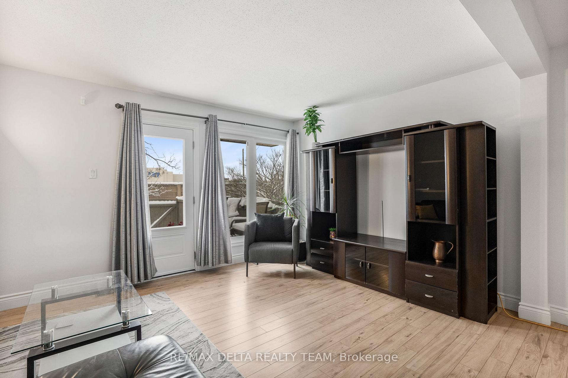 Photo 5 of 4324 Meadowvale Lane, Ottawa, Pineview — HOMEH