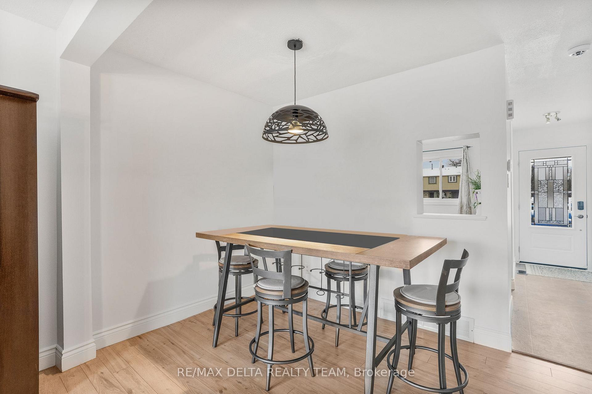 Photo 13 of 4324 Meadowvale Lane, Ottawa, Pineview — HOMEH
