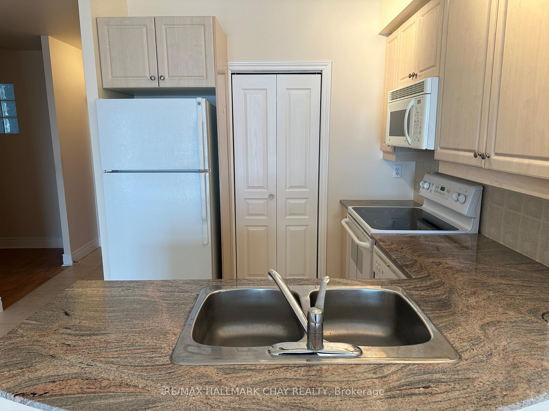 Photo 5 of Unit 403-PH3, 280 Aberdeen Boulevard, Midland — HOMEH