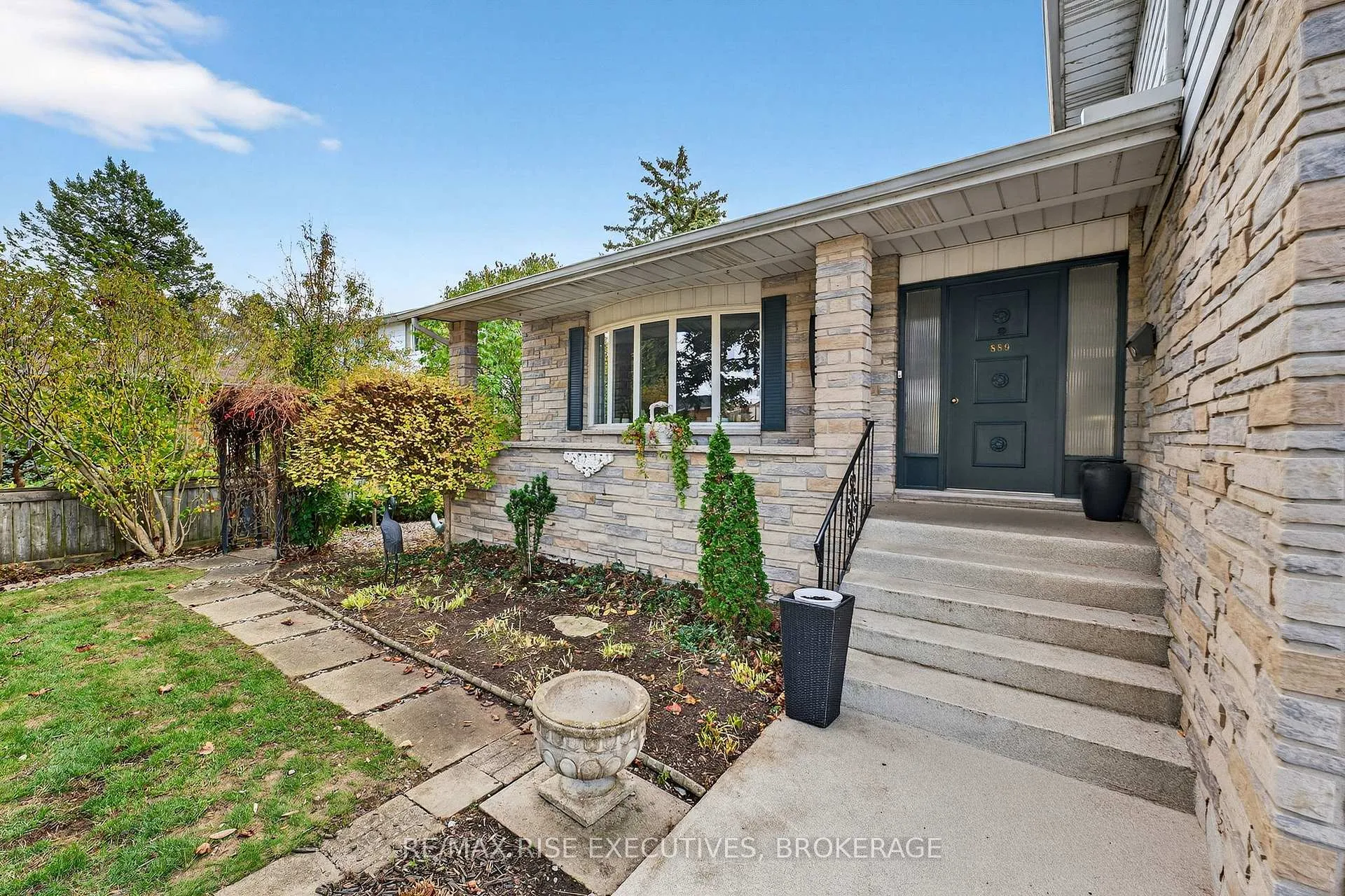 Photo 3 of 889 Percy Crescent, Kingston, City Southwest — HOMEH