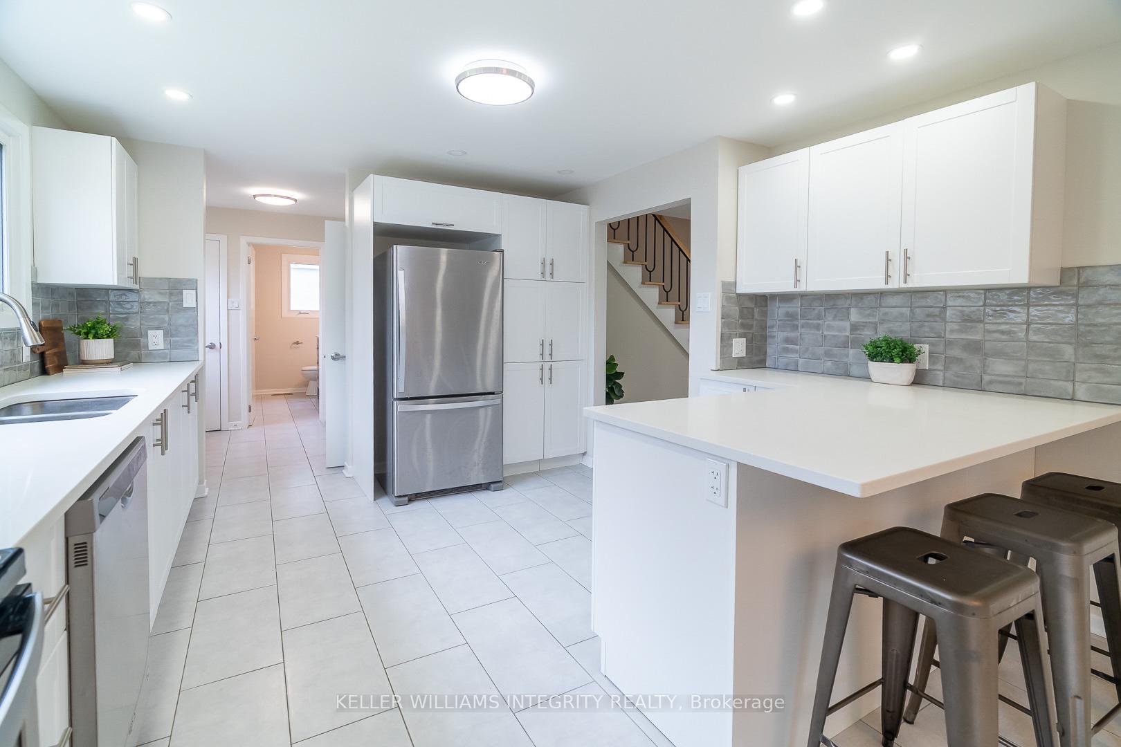 Photo 9 of 103 Beaver Ridge, Ottawa, City View/Skyline/Fisher Heights/Parkwood Hills — HOMEH