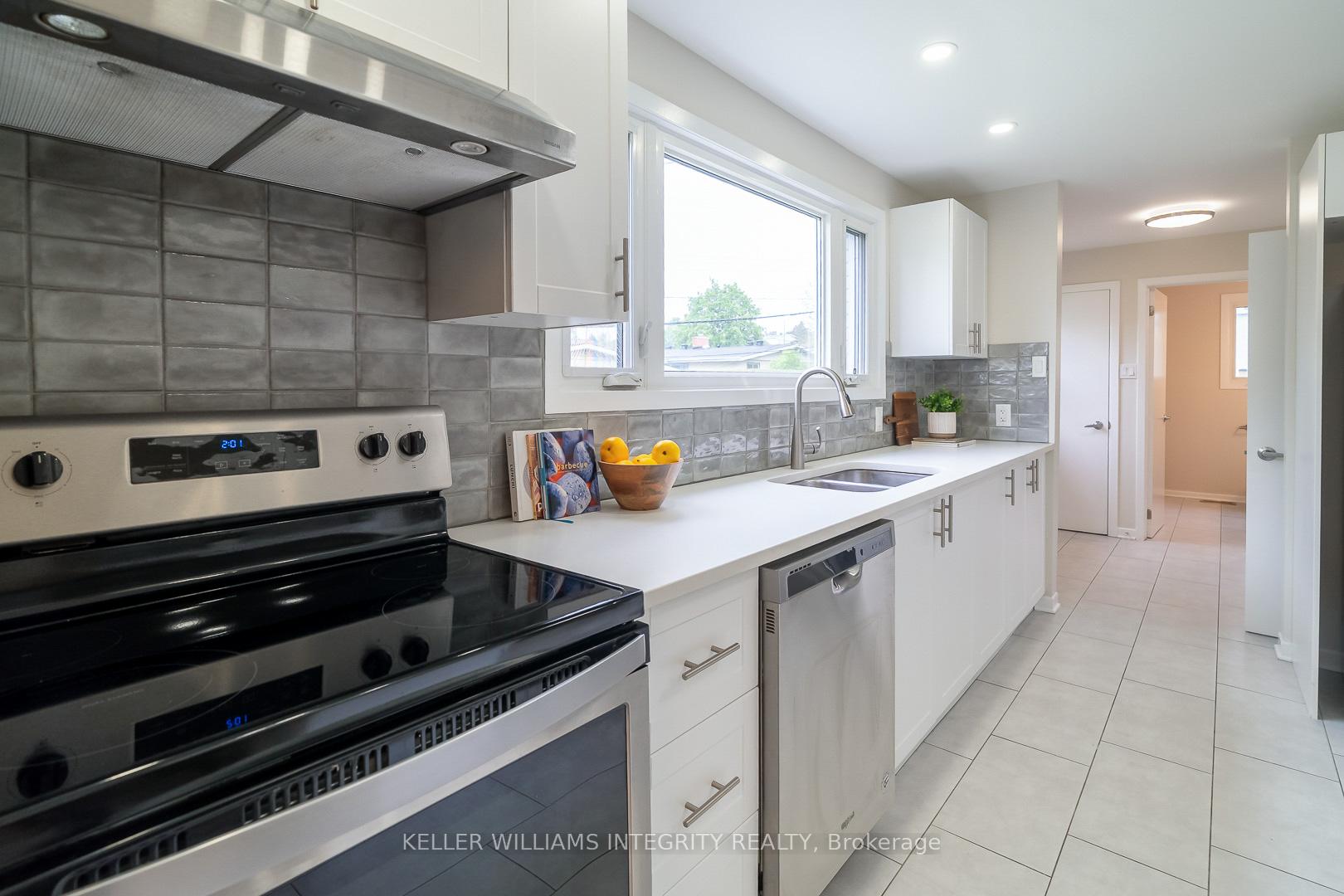 Photo 10 of 103 Beaver Ridge, Ottawa, City View/Skyline/Fisher Heights/Parkwood Hills — HOMEH