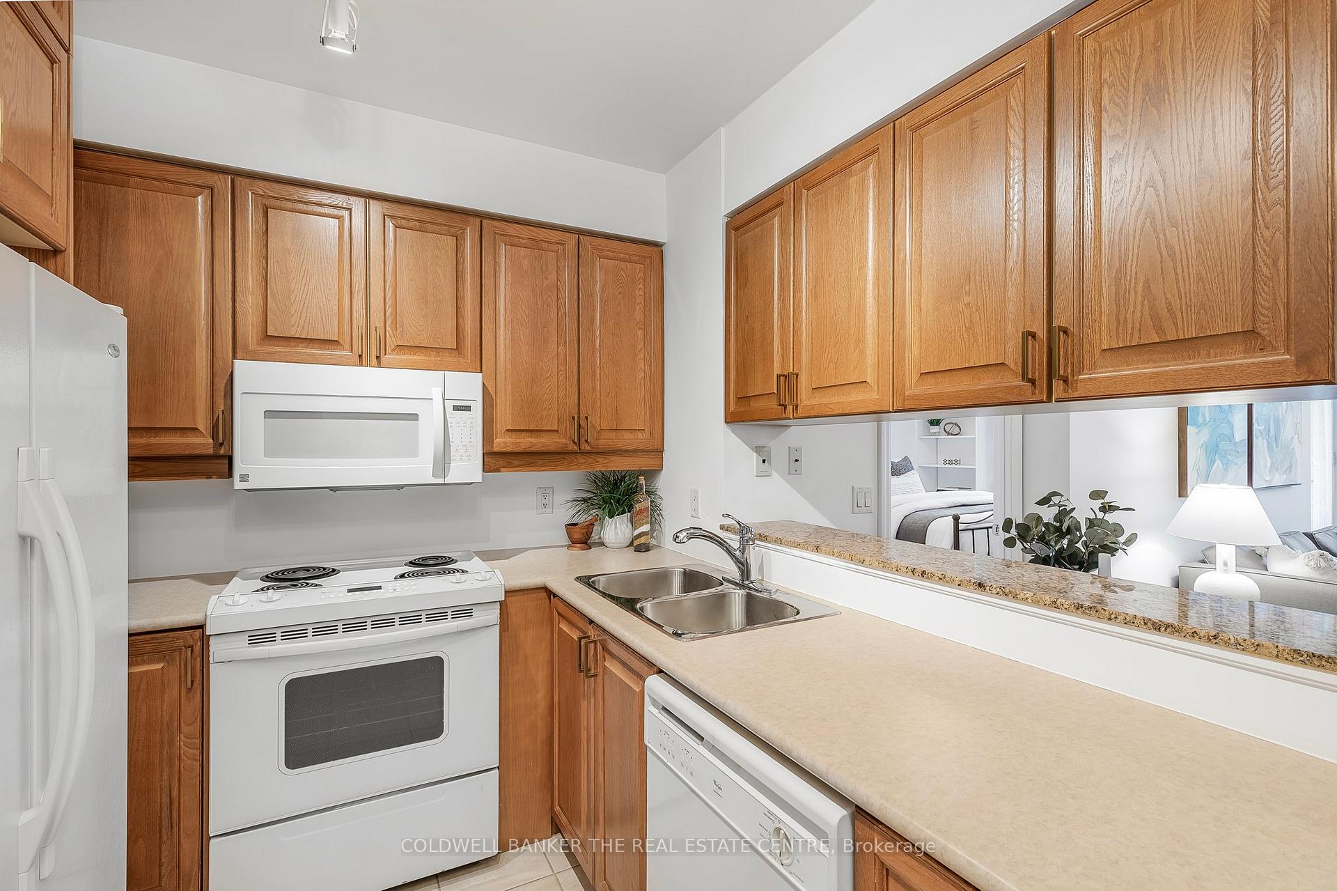 Photo 2 of Unit 308, 1801 Bayview Avenue, Toronto, Leaside — HOMEH