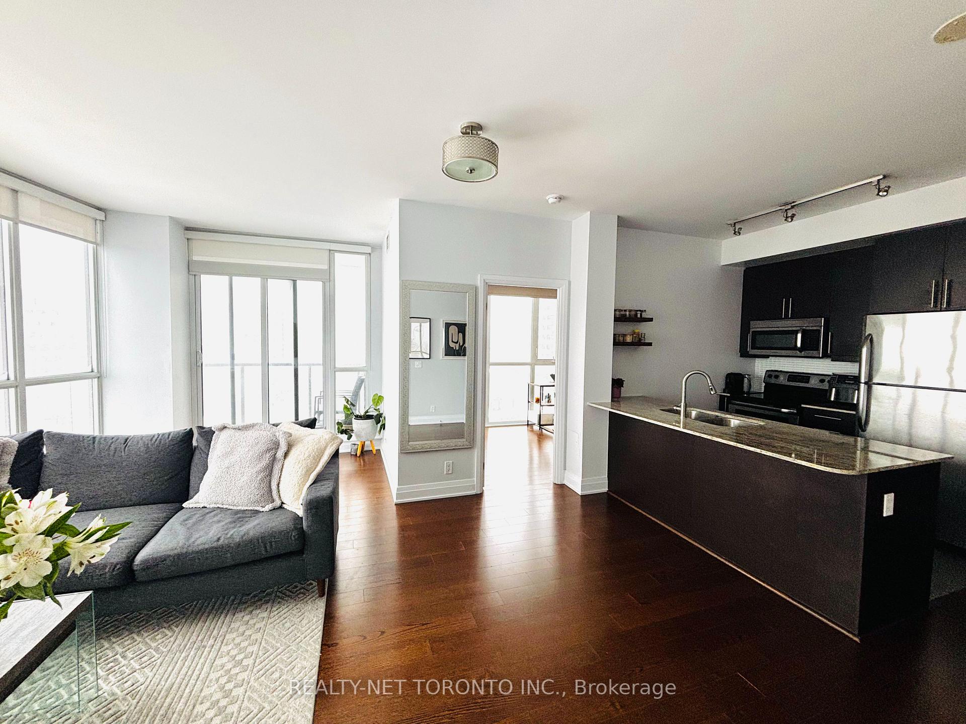 Front of Unit 702, 530 St Clair Avenue W