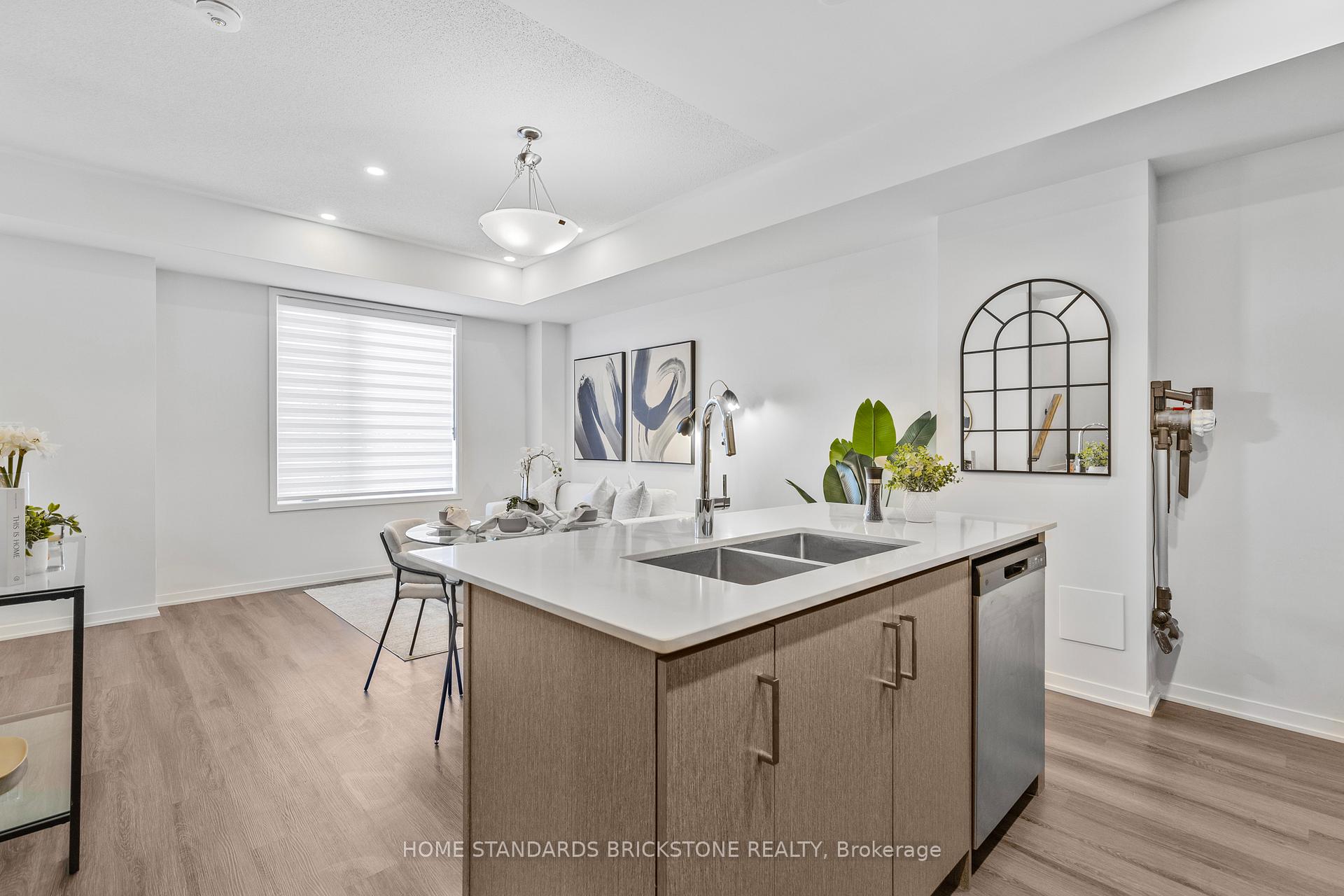 Photo 9 of Unit TH 366, 90 Honeycrisp Crescent, Vaughan, Vaughan Corporate Centre — HOMEH