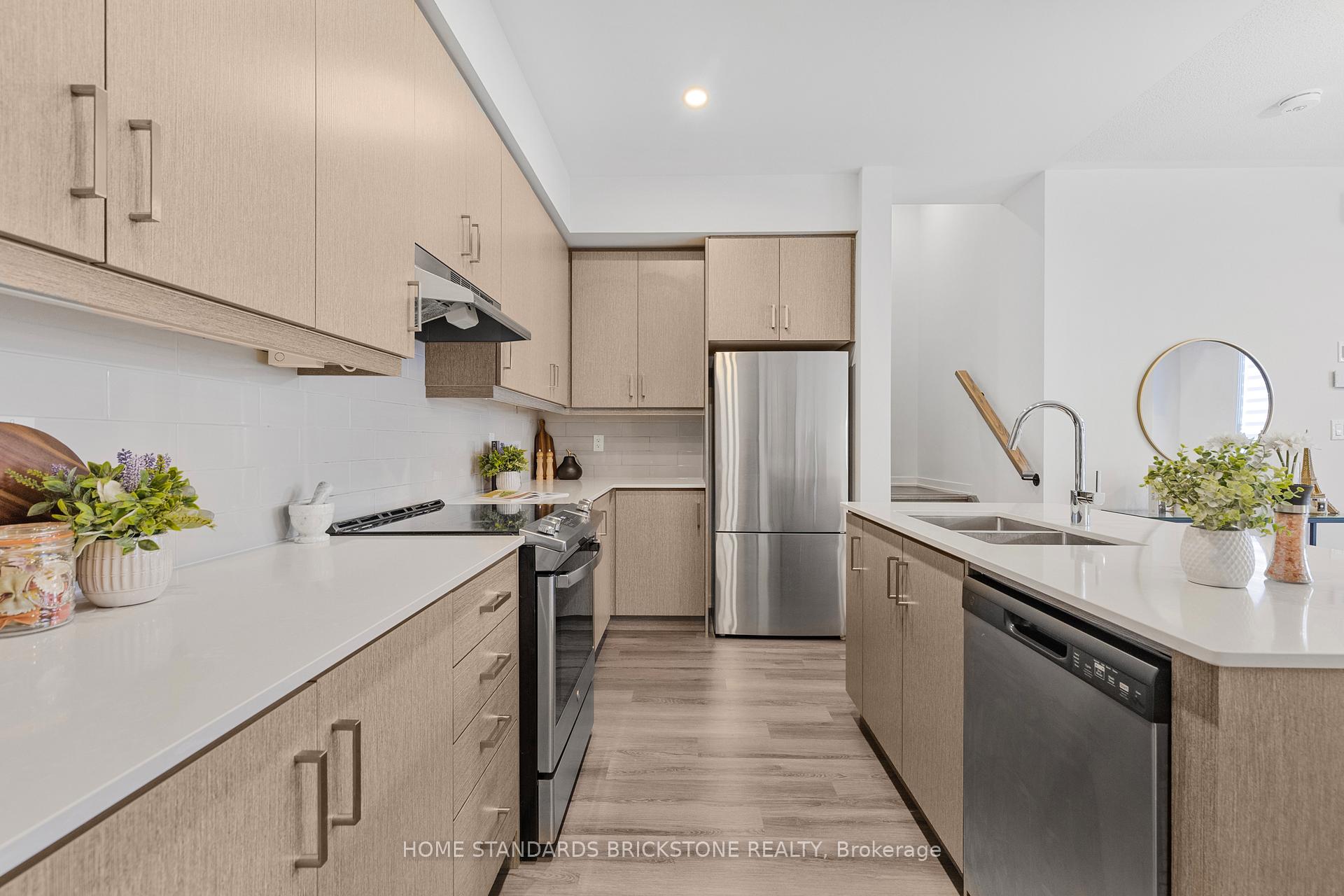 Photo 12 of Unit TH 366, 90 Honeycrisp Crescent, Vaughan, Vaughan Corporate Centre — HOMEH