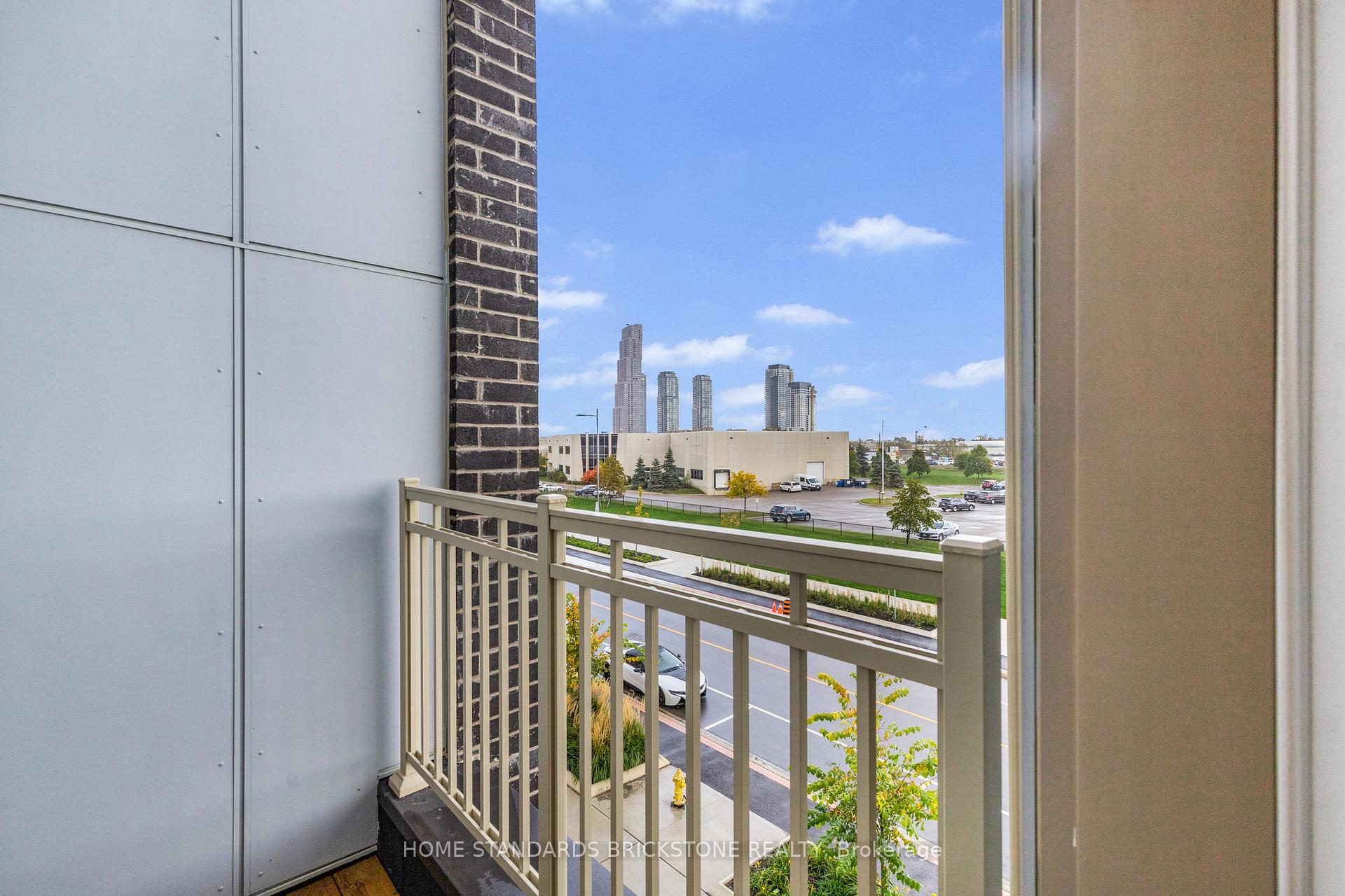 Photo 27 of Unit TH 366, 90 Honeycrisp Crescent, Vaughan, Vaughan Corporate Centre — HOMEH