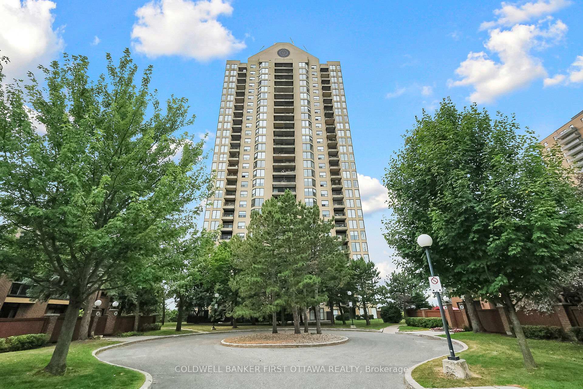 Photo 1 of Unit 403, 545 St Laurent Boulevard, Ottawa, Viscount Alexander Park — HOMEH