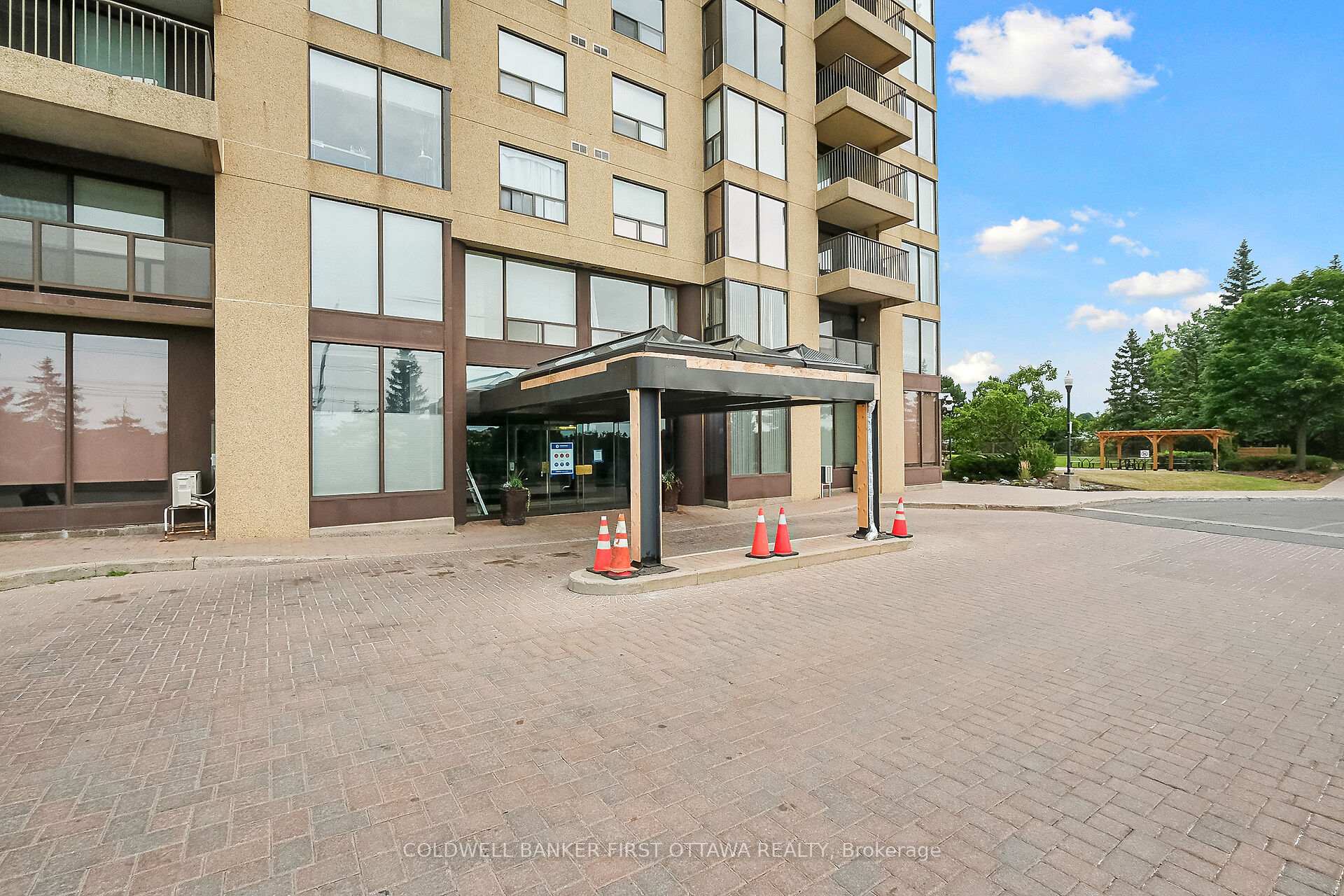 Photo 2 of Unit 403, 545 St Laurent Boulevard, Ottawa, Viscount Alexander Park — HOMEH