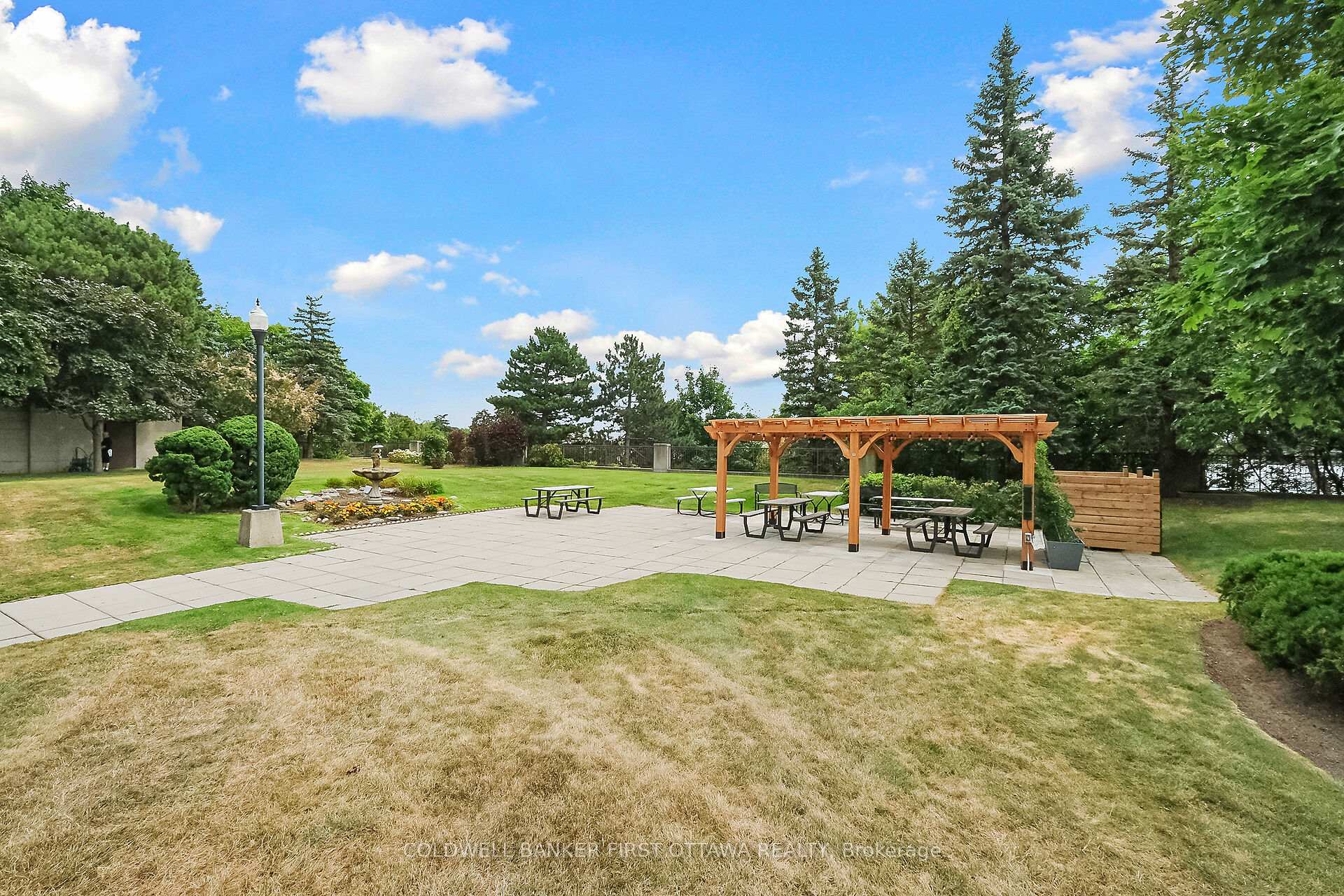 Photo 3 of Unit 403, 545 St Laurent Boulevard, Ottawa, Viscount Alexander Park — HOMEH