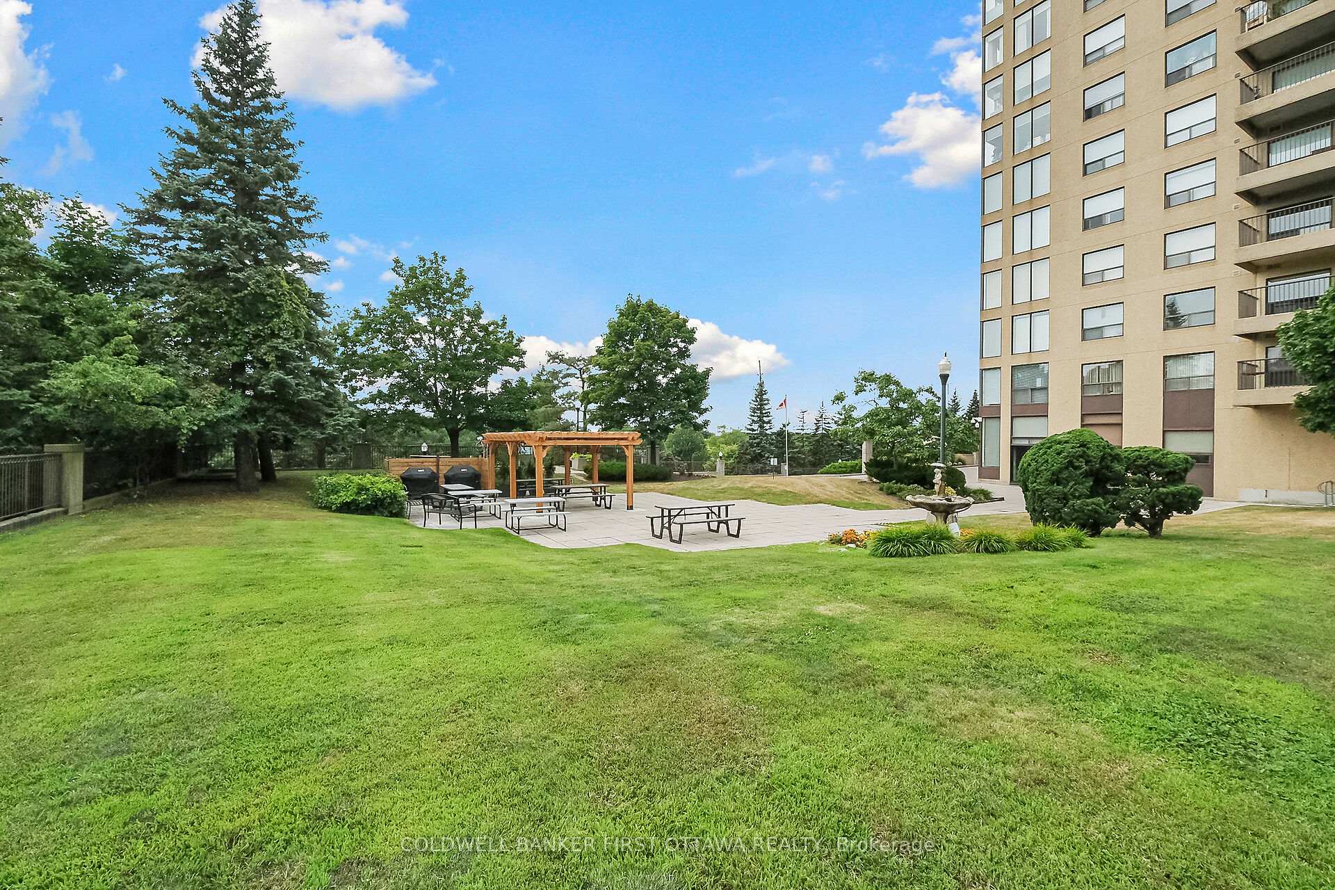 Photo 4 of Unit 403, 545 St Laurent Boulevard, Ottawa, Viscount Alexander Park — HOMEH