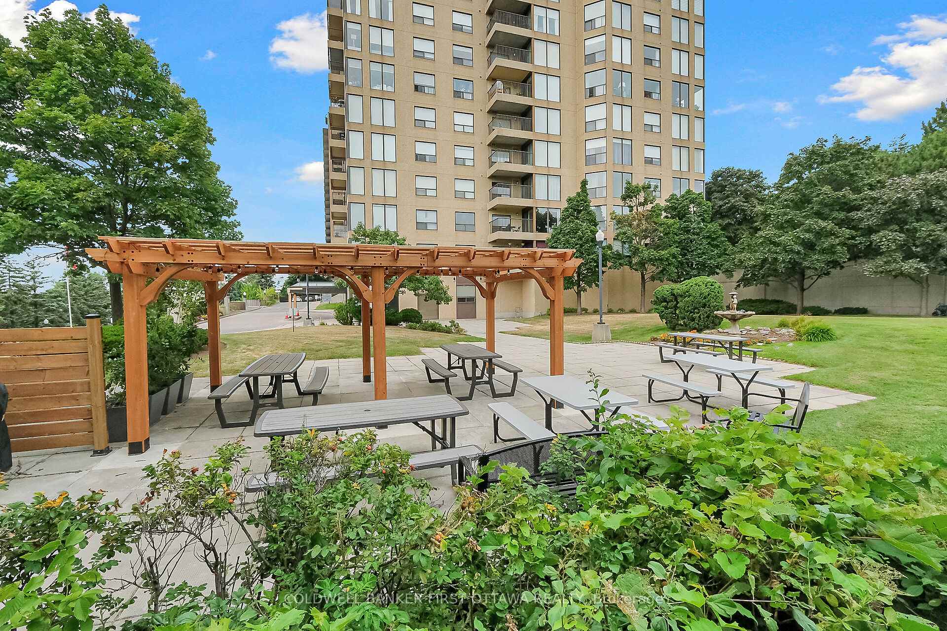 Photo 5 of Unit 403, 545 St Laurent Boulevard, Ottawa, Viscount Alexander Park — HOMEH