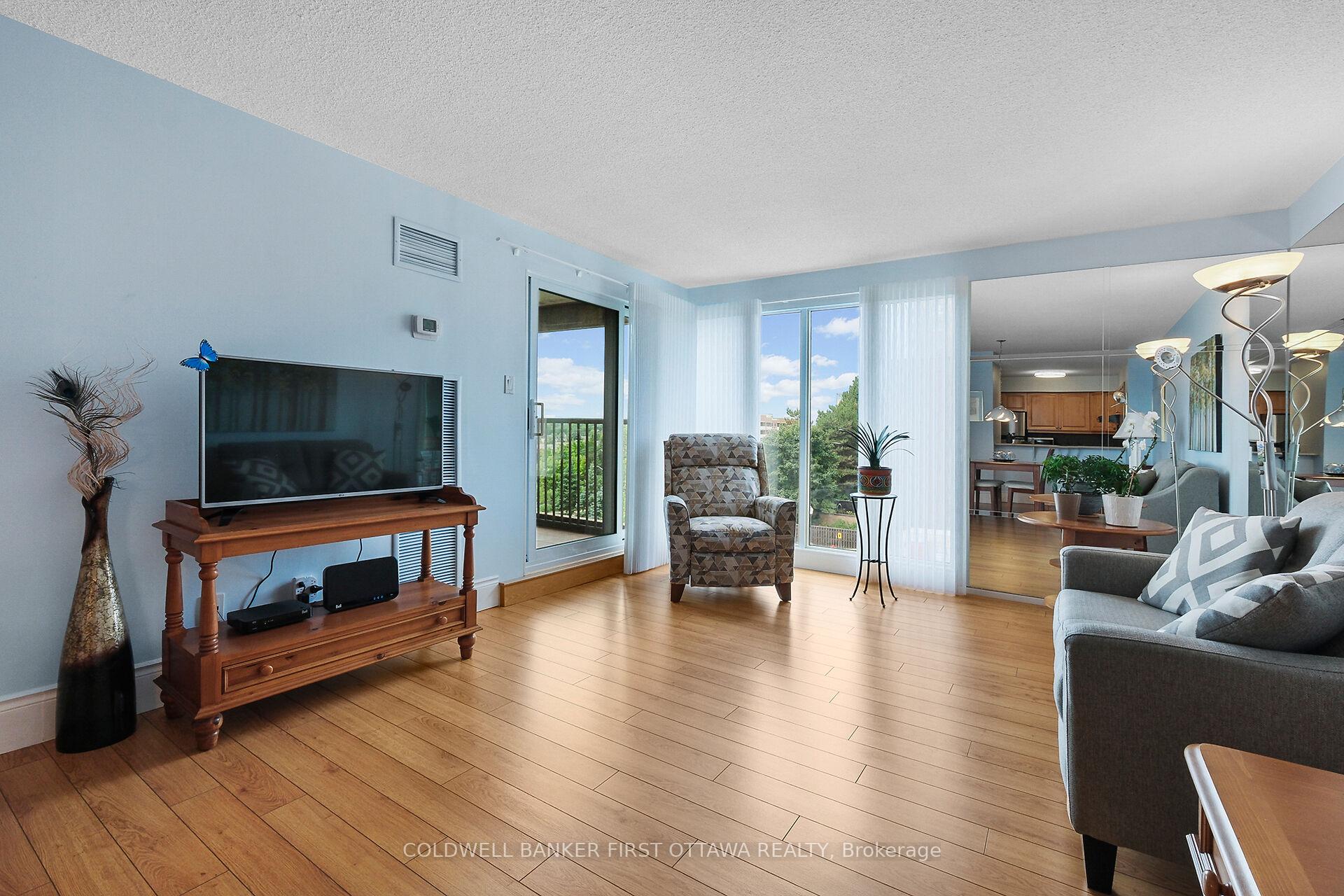 Photo 11 of Unit 403, 545 St Laurent Boulevard, Ottawa, Viscount Alexander Park — HOMEH