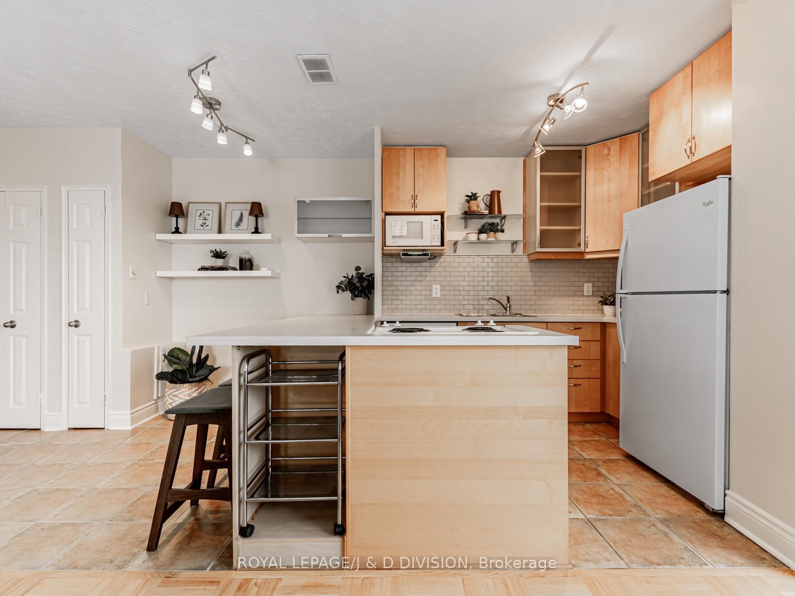 Photo 7 of Unit 301, 1901 Bayview Avenue, Toronto, Leaside — HOMEH