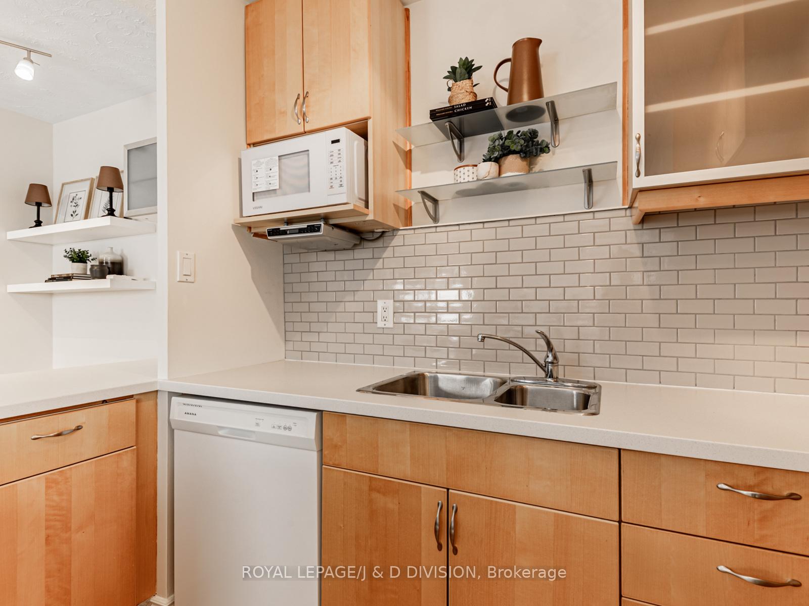 Photo 8 of Unit 301, 1901 Bayview Avenue, Toronto, Leaside — HOMEH