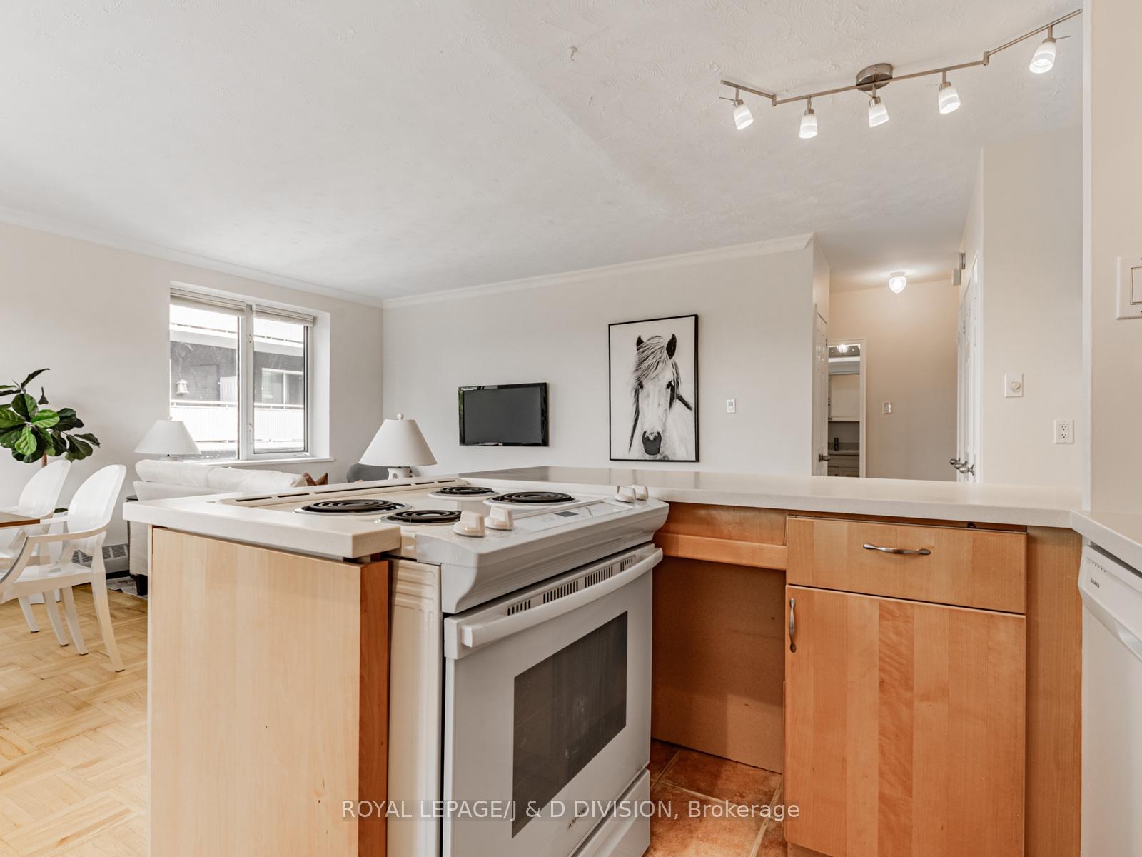 Photo 9 of Unit 301, 1901 Bayview Avenue, Toronto, Leaside — HOMEH