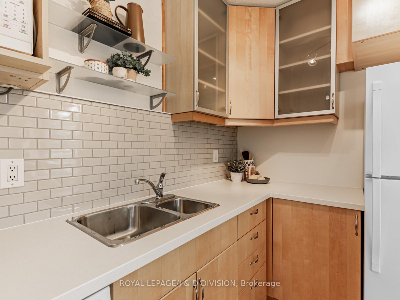 Photo 10 of Unit 301, 1901 Bayview Avenue, Toronto, Leaside — HOMEH