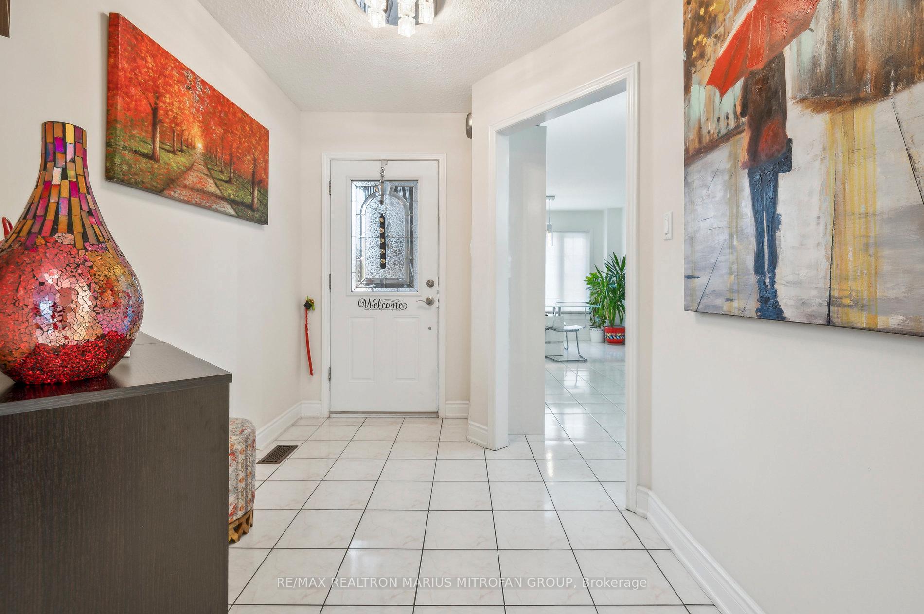 Photo 2 of 8 Louana Crescent, Vaughan, East Woodbridge — HOMEH
