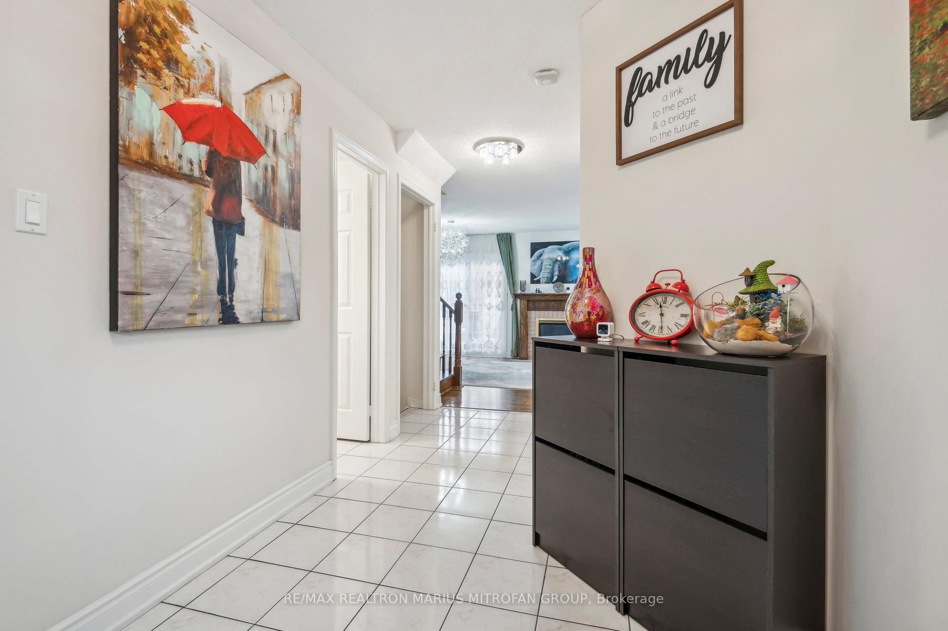 Photo 3 of 8 Louana Crescent, Vaughan, East Woodbridge — HOMEH