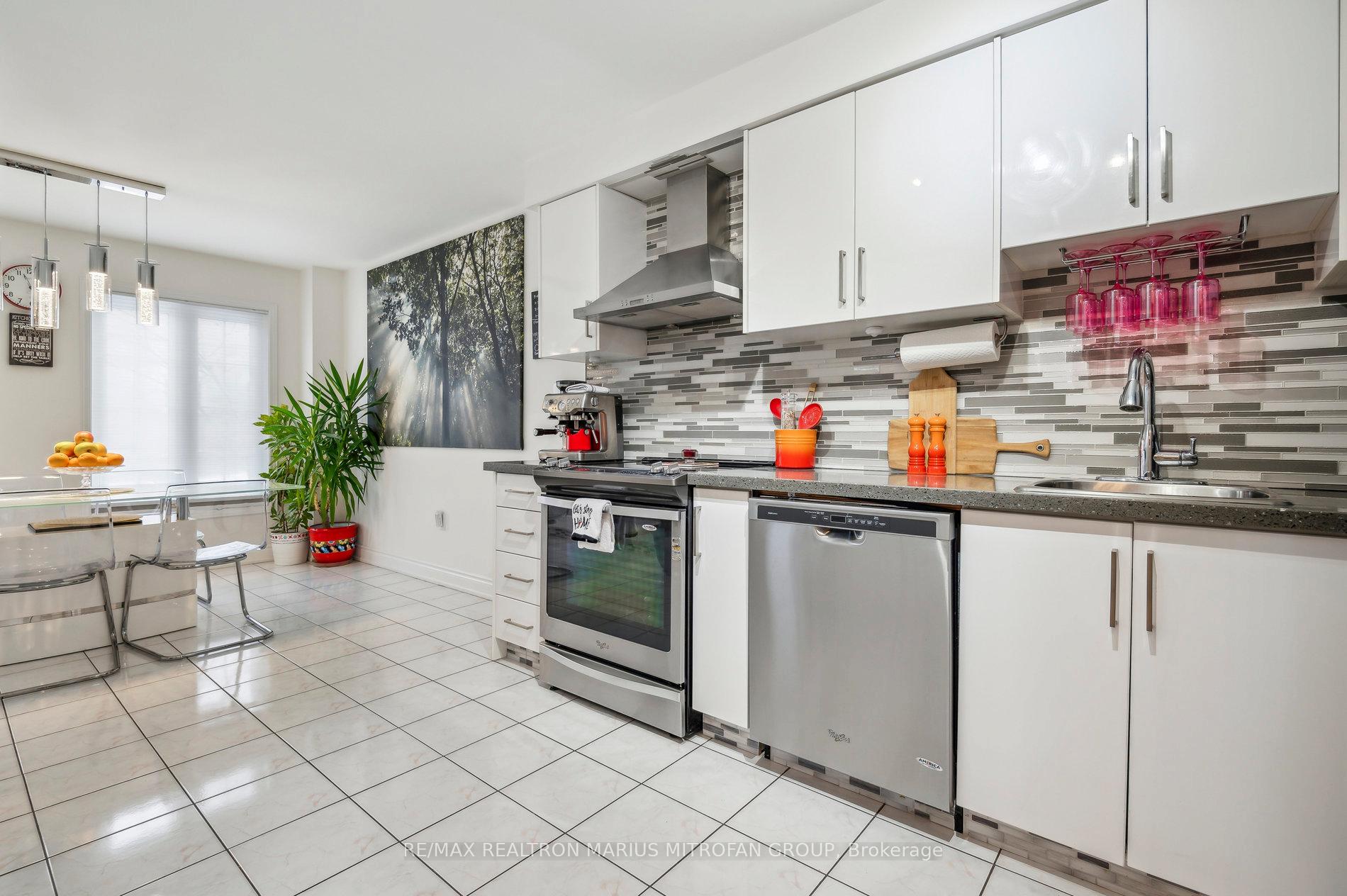 Photo 4 of 8 Louana Crescent, Vaughan, East Woodbridge — HOMEH