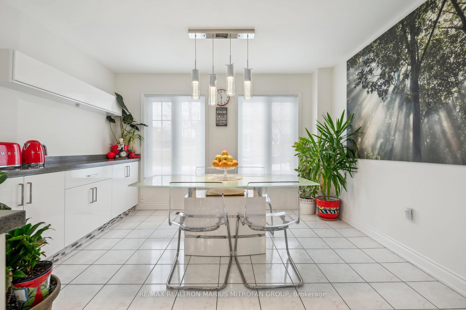 Photo 10 of 8 Louana Crescent, Vaughan, East Woodbridge — HOMEH
