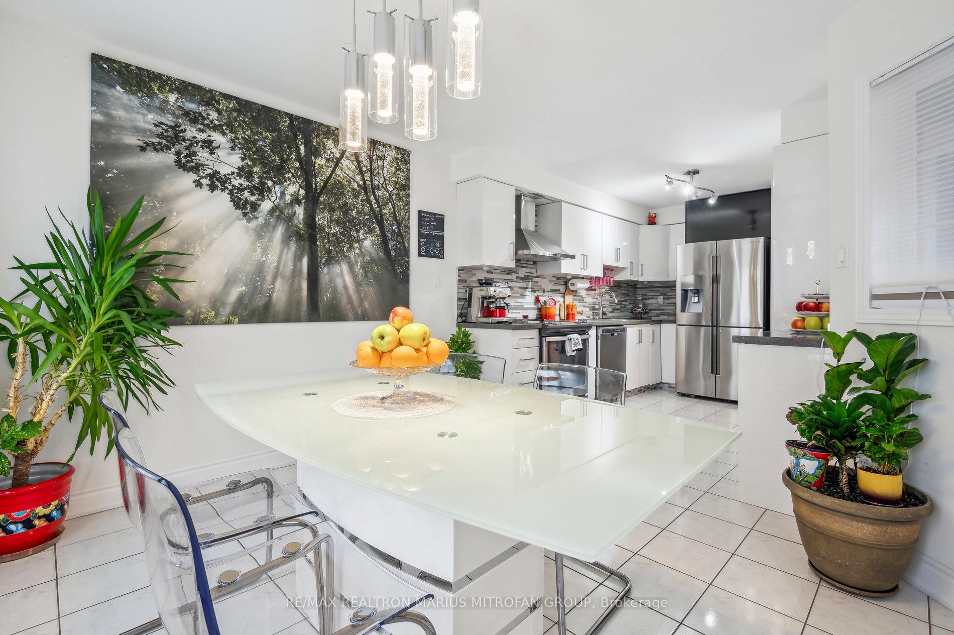 Photo 12 of 8 Louana Crescent, Vaughan, East Woodbridge — HOMEH