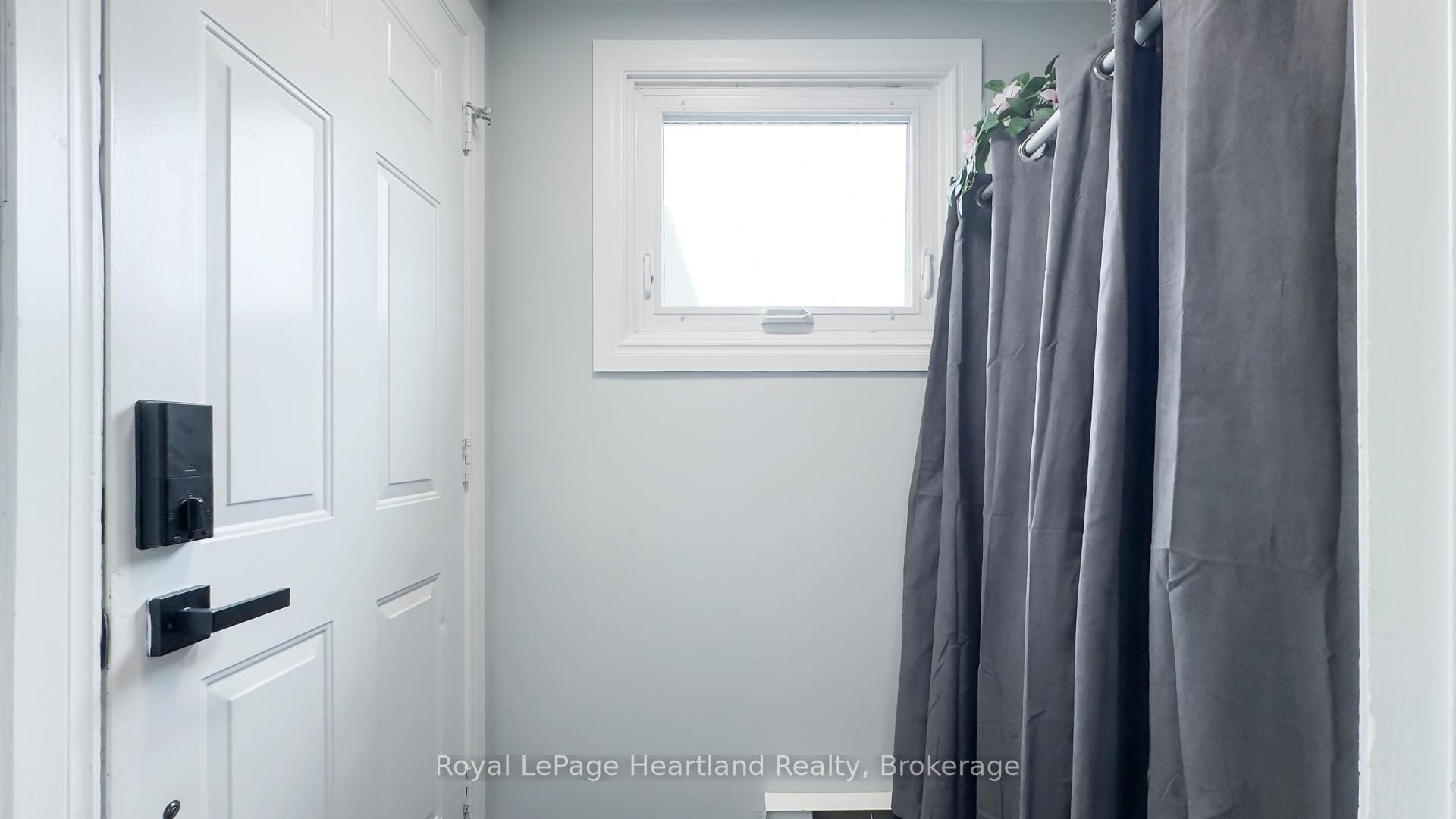Photo 5 of Unit 23, 23 St Charles Square, Huron East, Vanastra — HOMEH