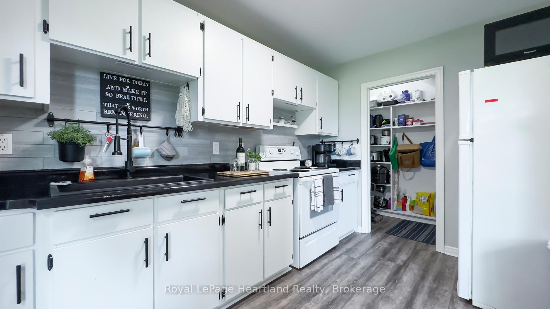 Photo 16 of Unit 23, 23 St Charles Square, Huron East, Vanastra — HOMEH