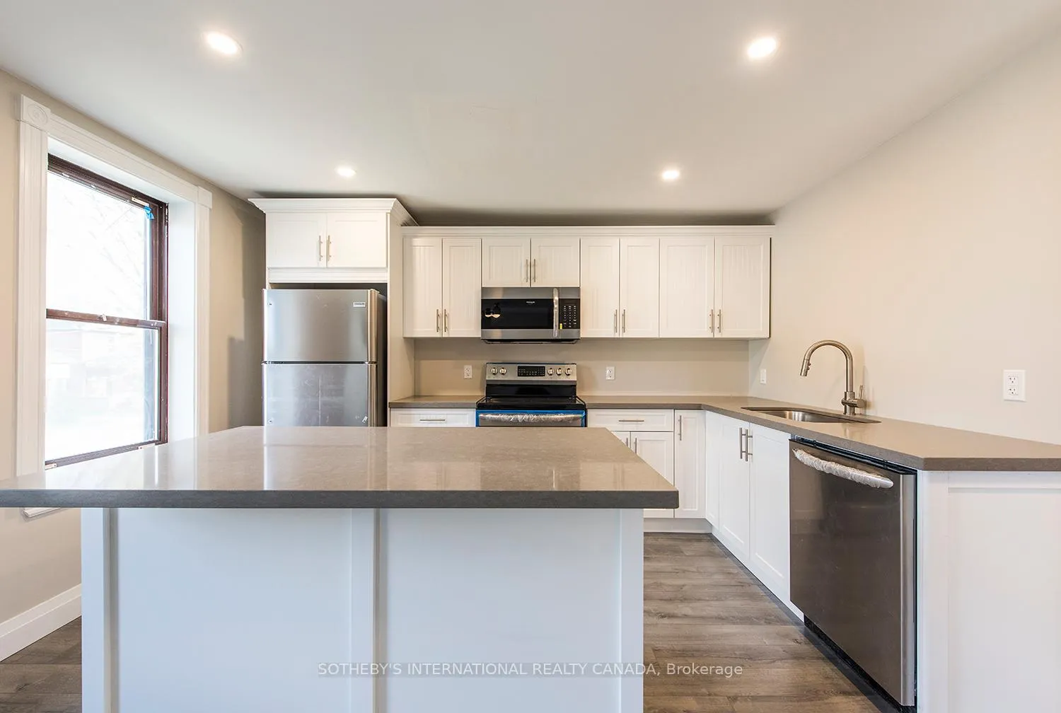 Photo 4 of Unit Unit 2 (Upper), 254 Cedar Street, Collingwood — HOMEH