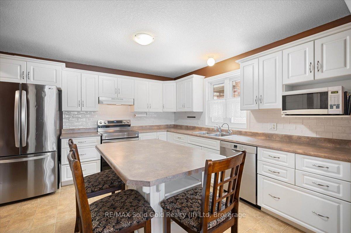 Photo 11 of 31 Pond View Drive, Wellesley — HOMEH
