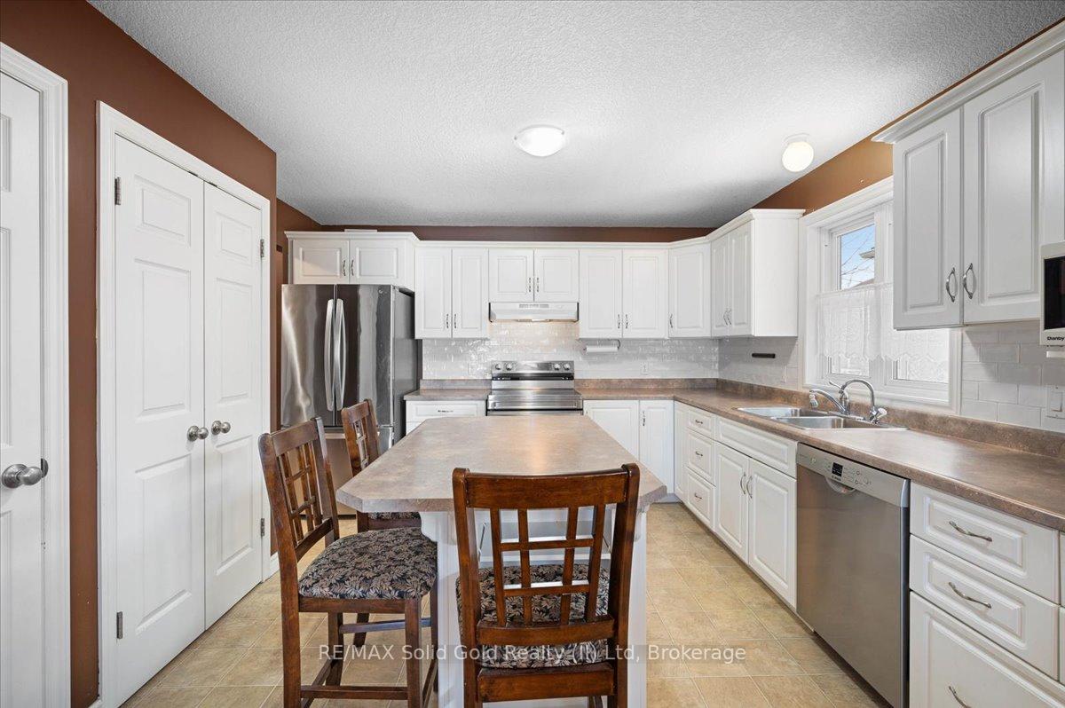 Photo 12 of 31 Pond View Drive, Wellesley — HOMEH