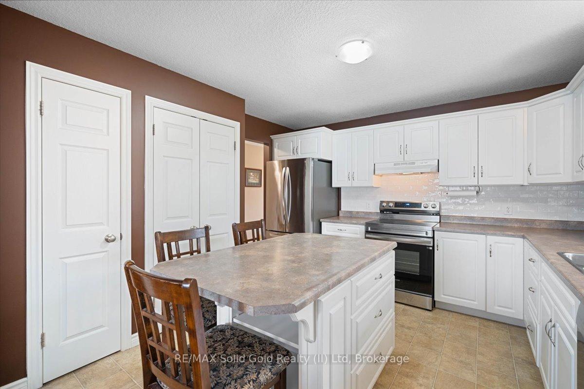 Photo 13 of 31 Pond View Drive, Wellesley — HOMEH