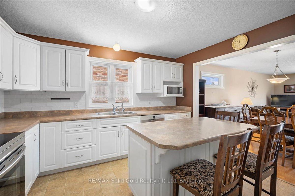 Photo 14 of 31 Pond View Drive, Wellesley — HOMEH