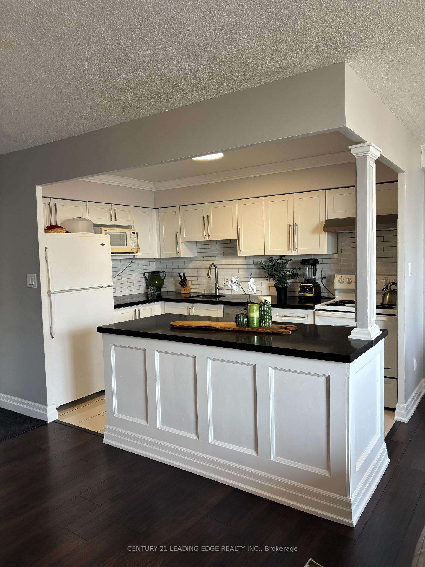 Photo 6 of Unit 1704, 10 Edgecliff Golfway, Toronto, Flemingdon Park — HOMEH