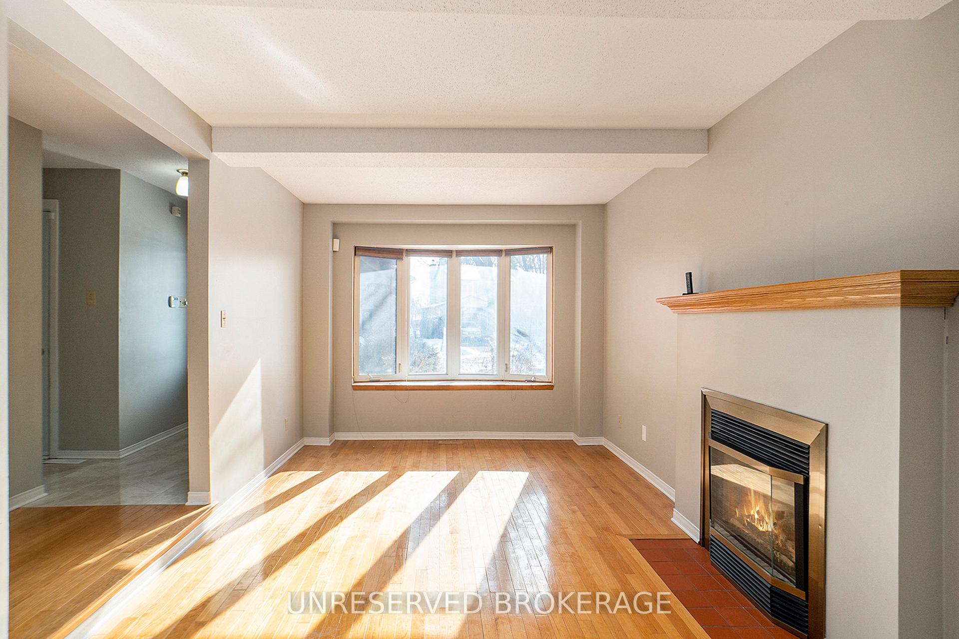 Photo 5 of 1453 Eastcliffe Way, Ottawa, Pineview — HOMEH