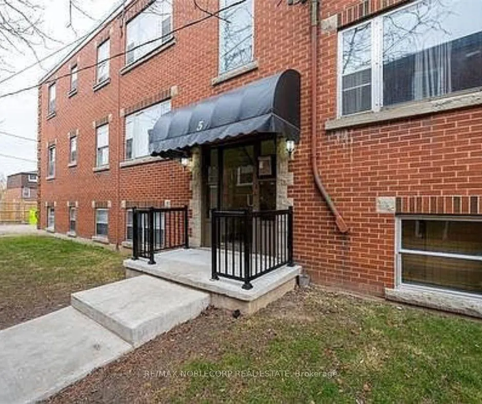Front of Unit 2, 5 Applewood Avenue