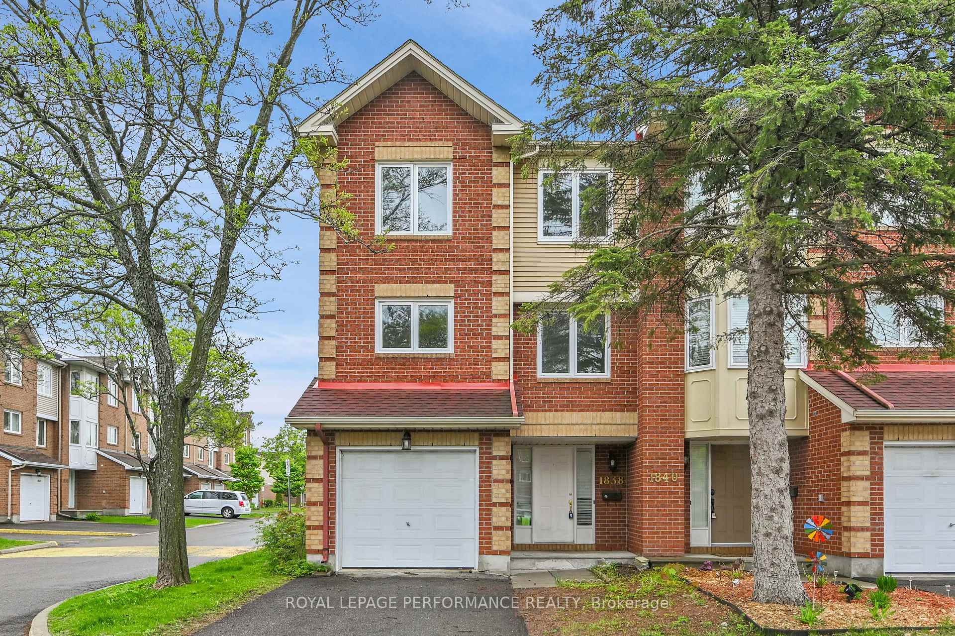 Front of Unit 17, 1838 Summerfields Crescent