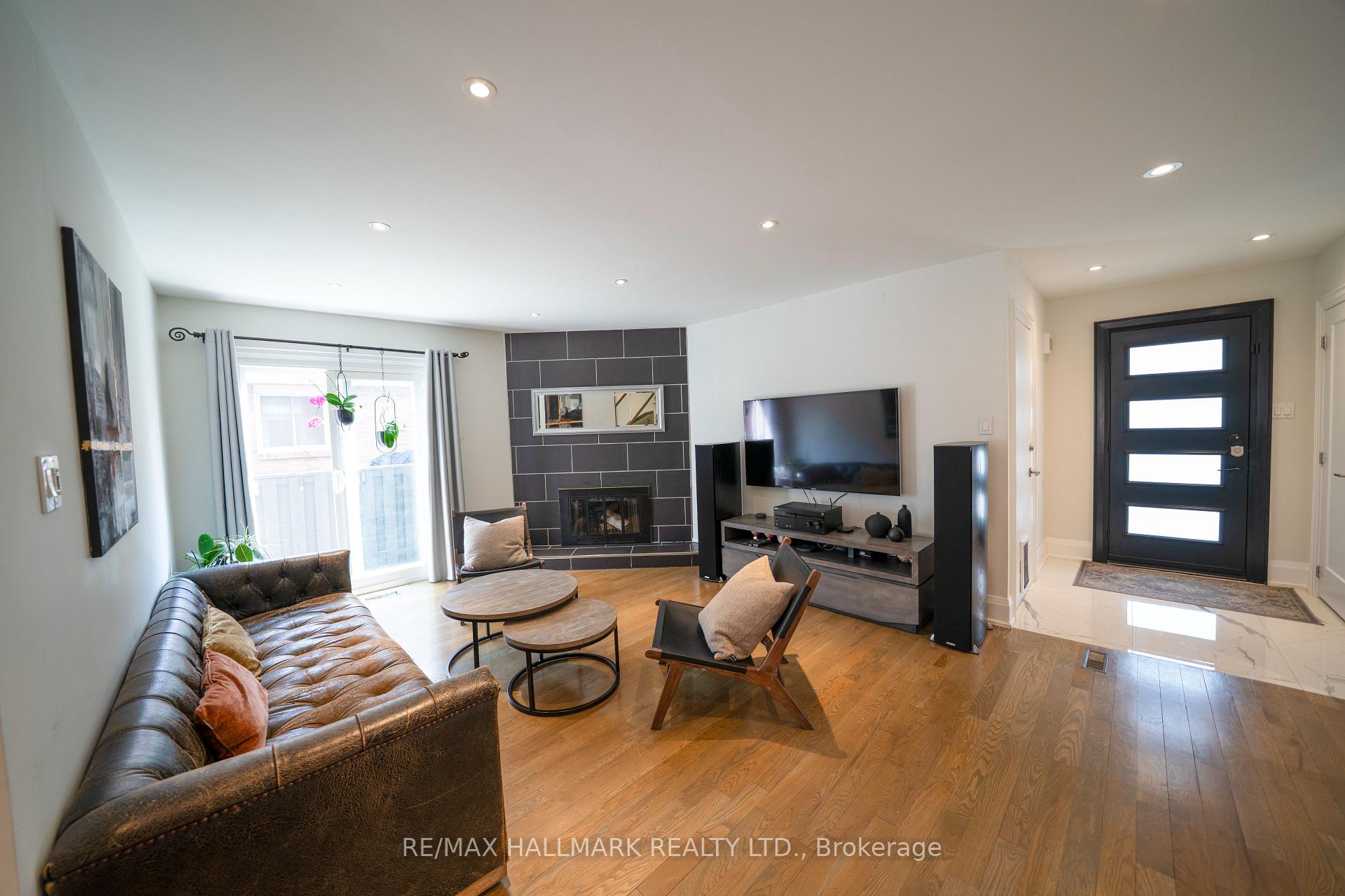 Photo 3 of 131 Batson Drive, Aurora, Aurora Village — HOMEH