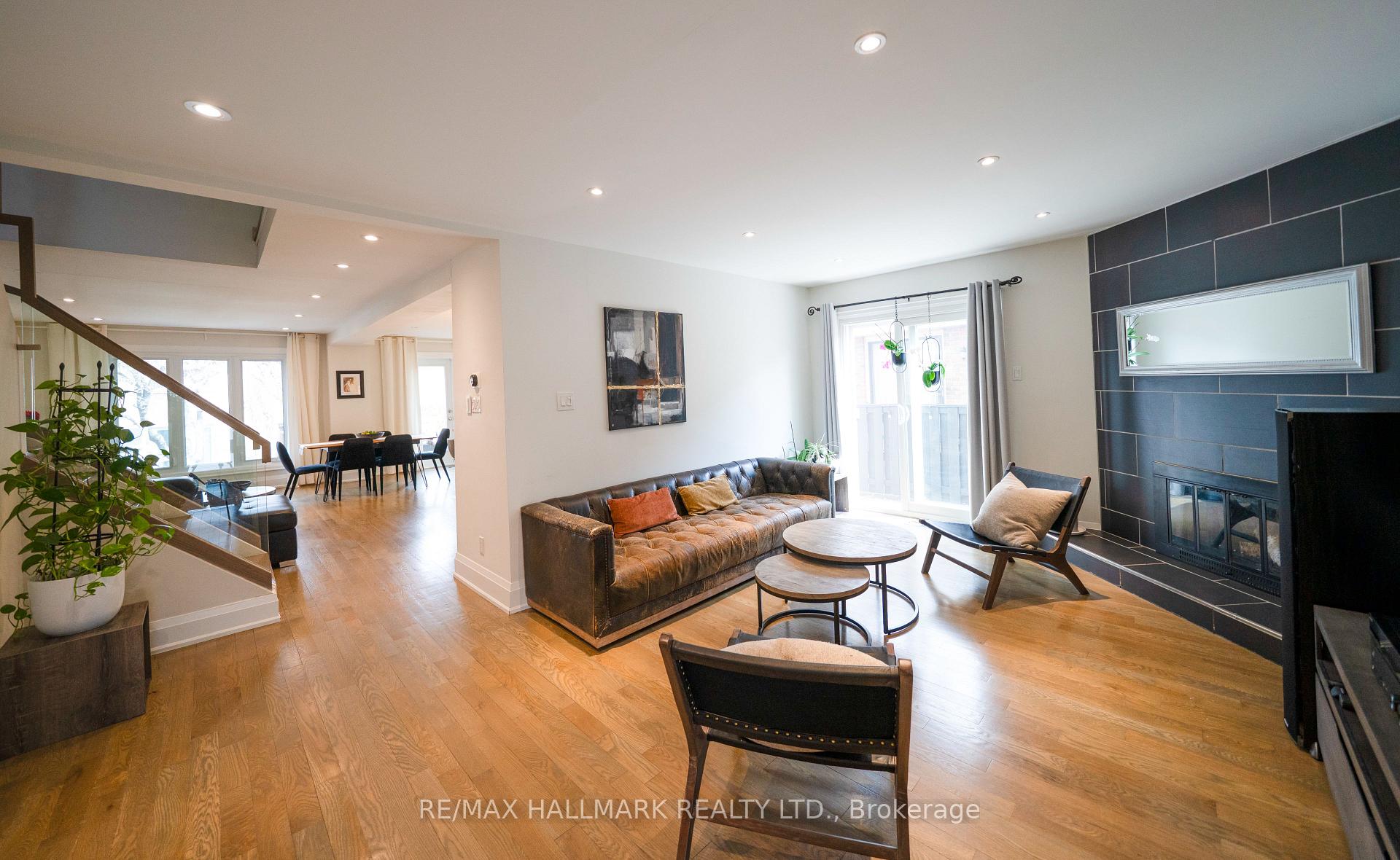Photo 4 of 131 Batson Drive, Aurora, Aurora Village — HOMEH