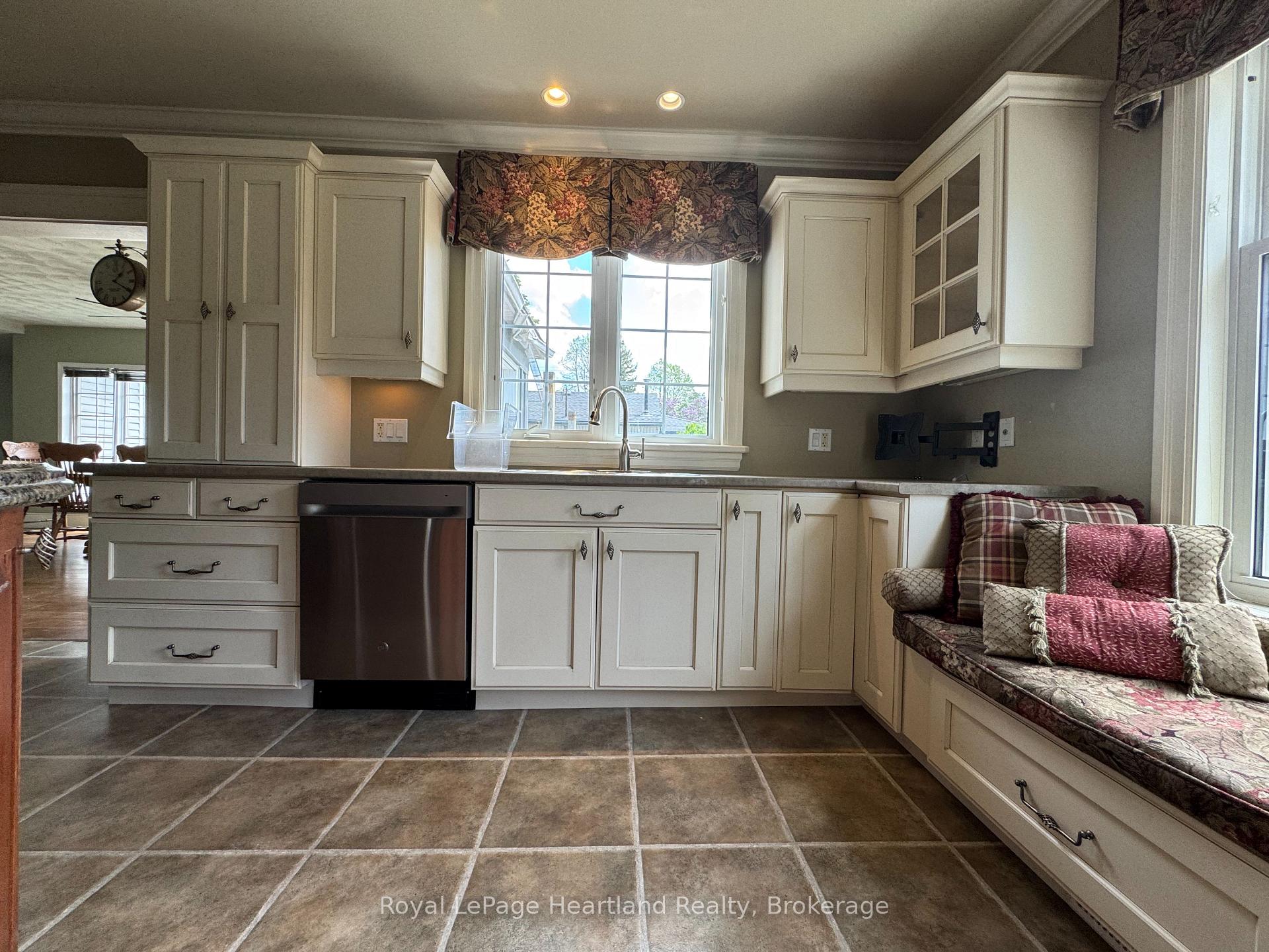 Photo 8 of 118 Anglesea Street, Goderich, Goderich (Town) — HOMEH