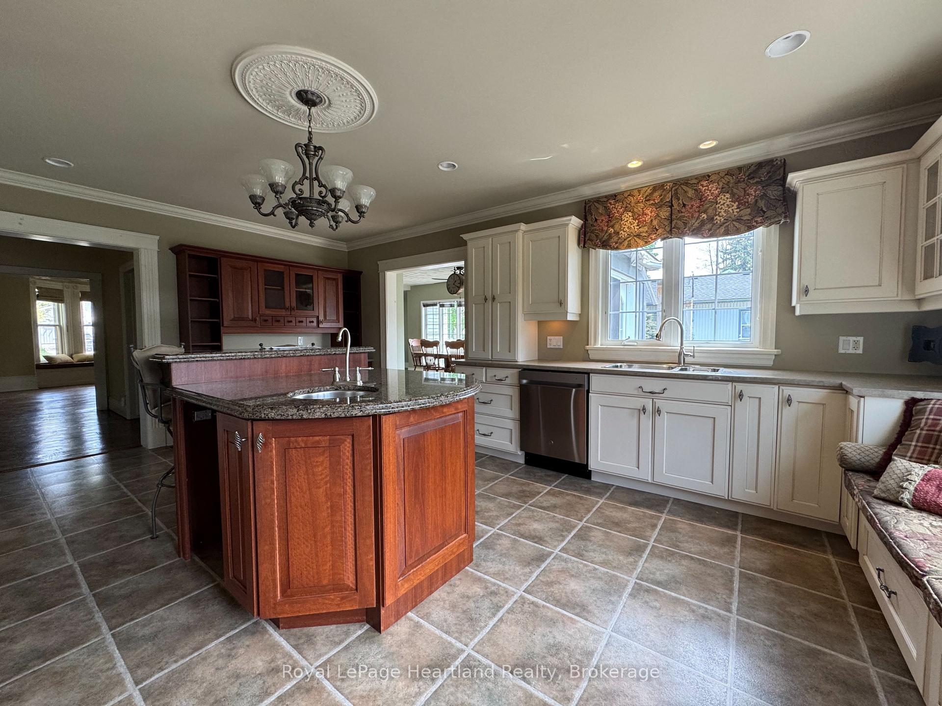 Photo 9 of 118 Anglesea Street, Goderich, Goderich (Town) — HOMEH