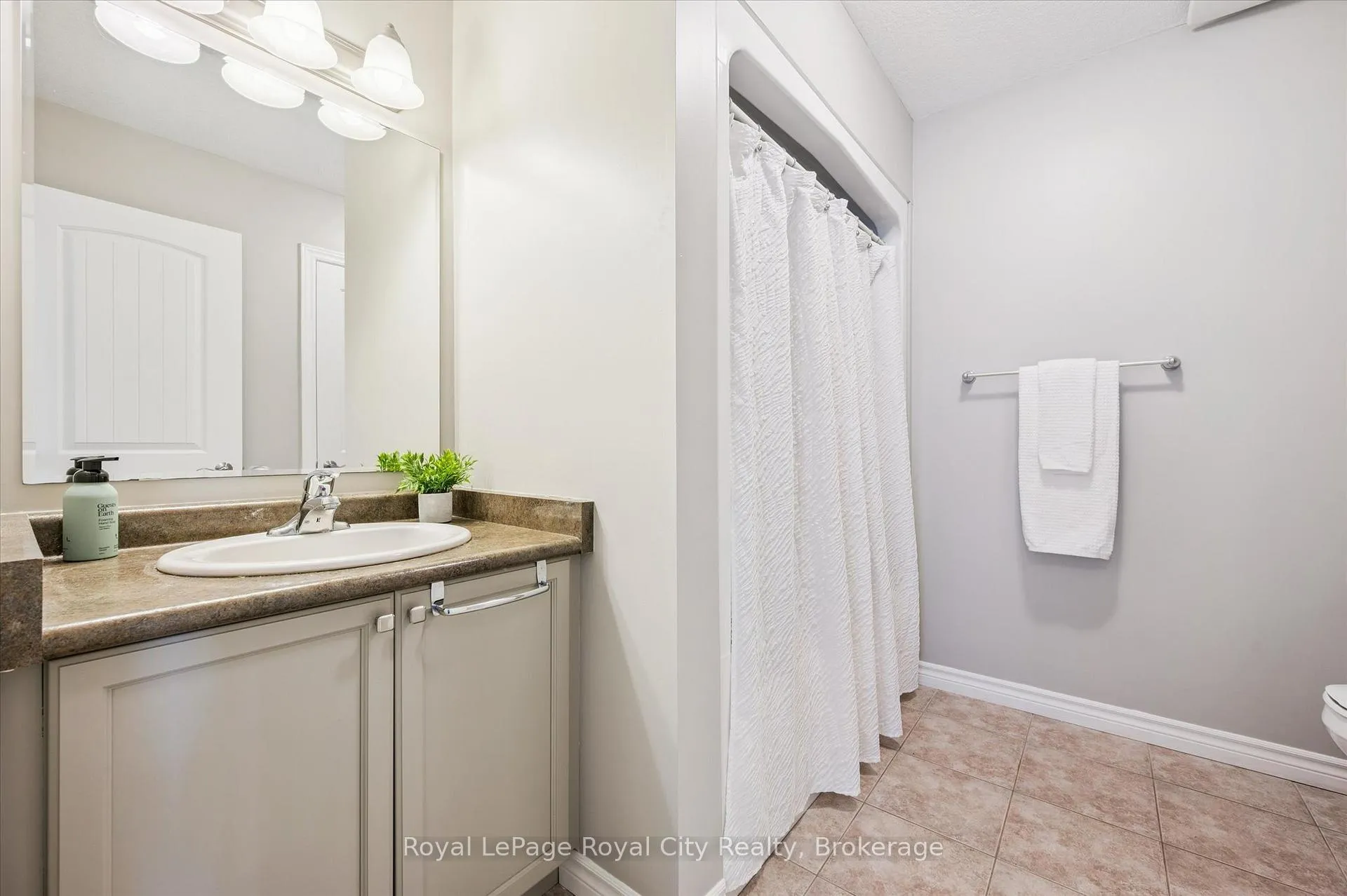 Photo 24 of 10 Katemore Drive, Guelph, Pineridge/Westminster Woods — HOMEH