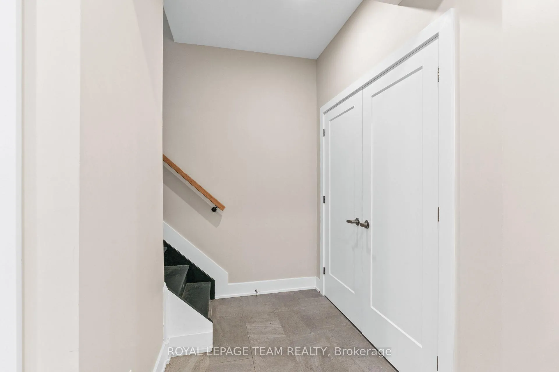 Photo 3 of Unit D, 423 Ravenhill Avenue, Ottawa, McKellar/Highland — HOMEH