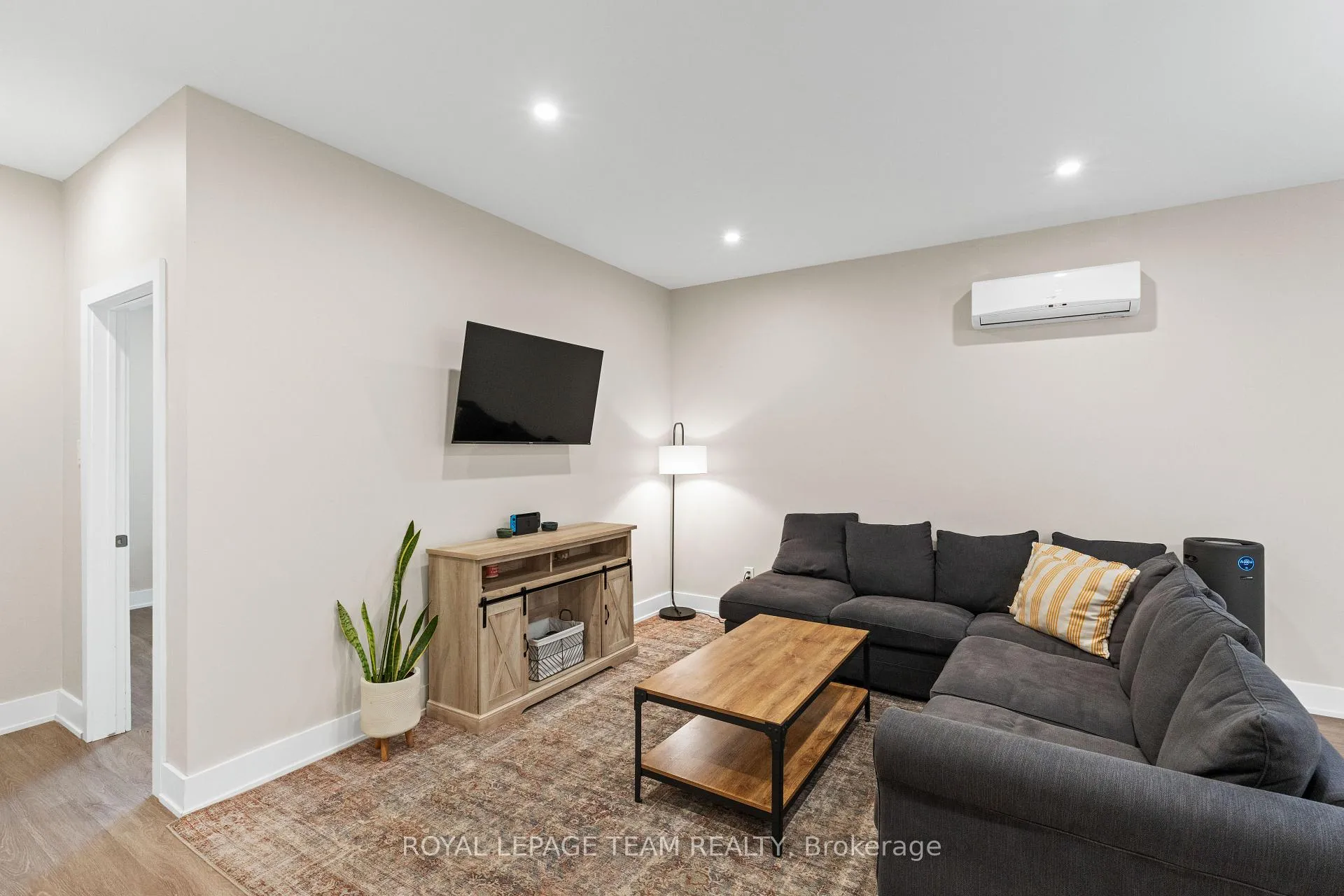 Photo 6 of Unit D, 423 Ravenhill Avenue, Ottawa, McKellar/Highland — HOMEH