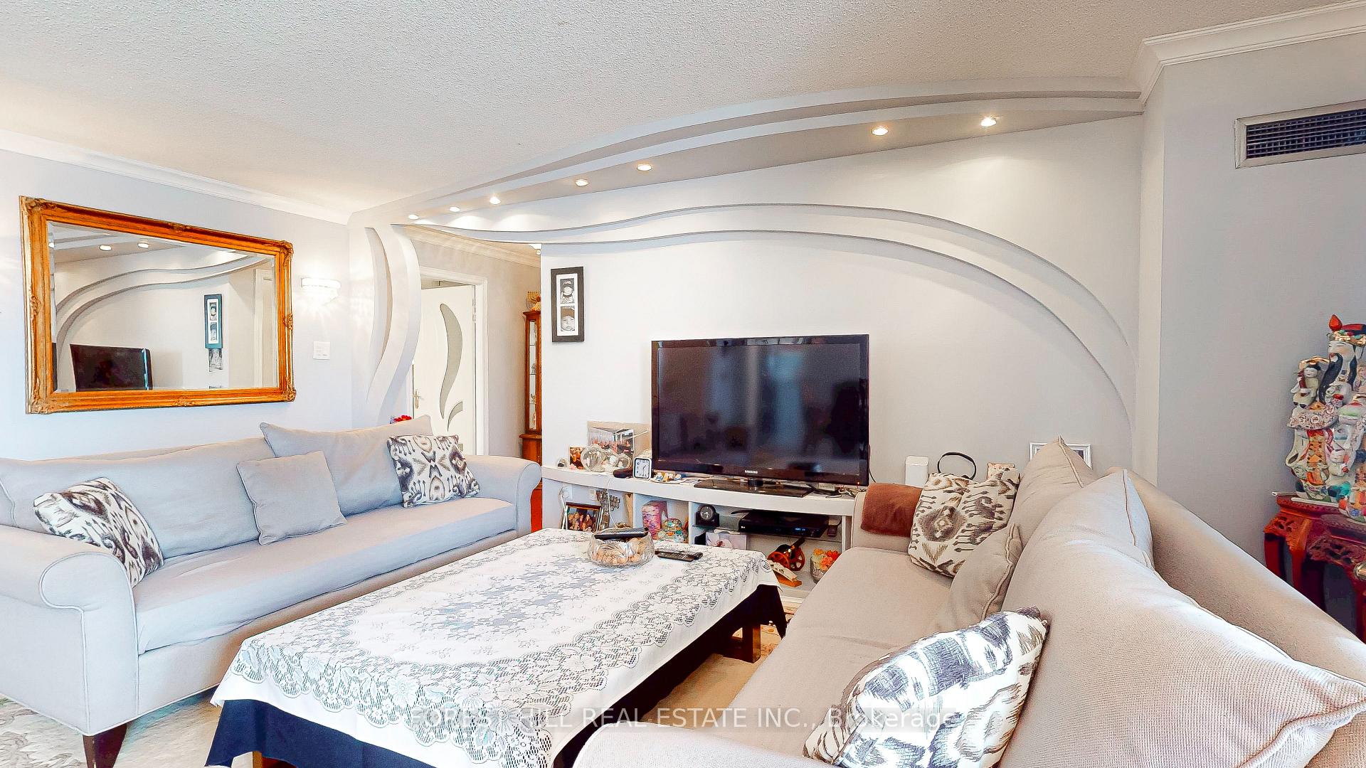 Photo 7 of Unit 308, 1 Clark Avenue W, Vaughan, Crestwood-Springfarm-Yorkhill — HOMEH
