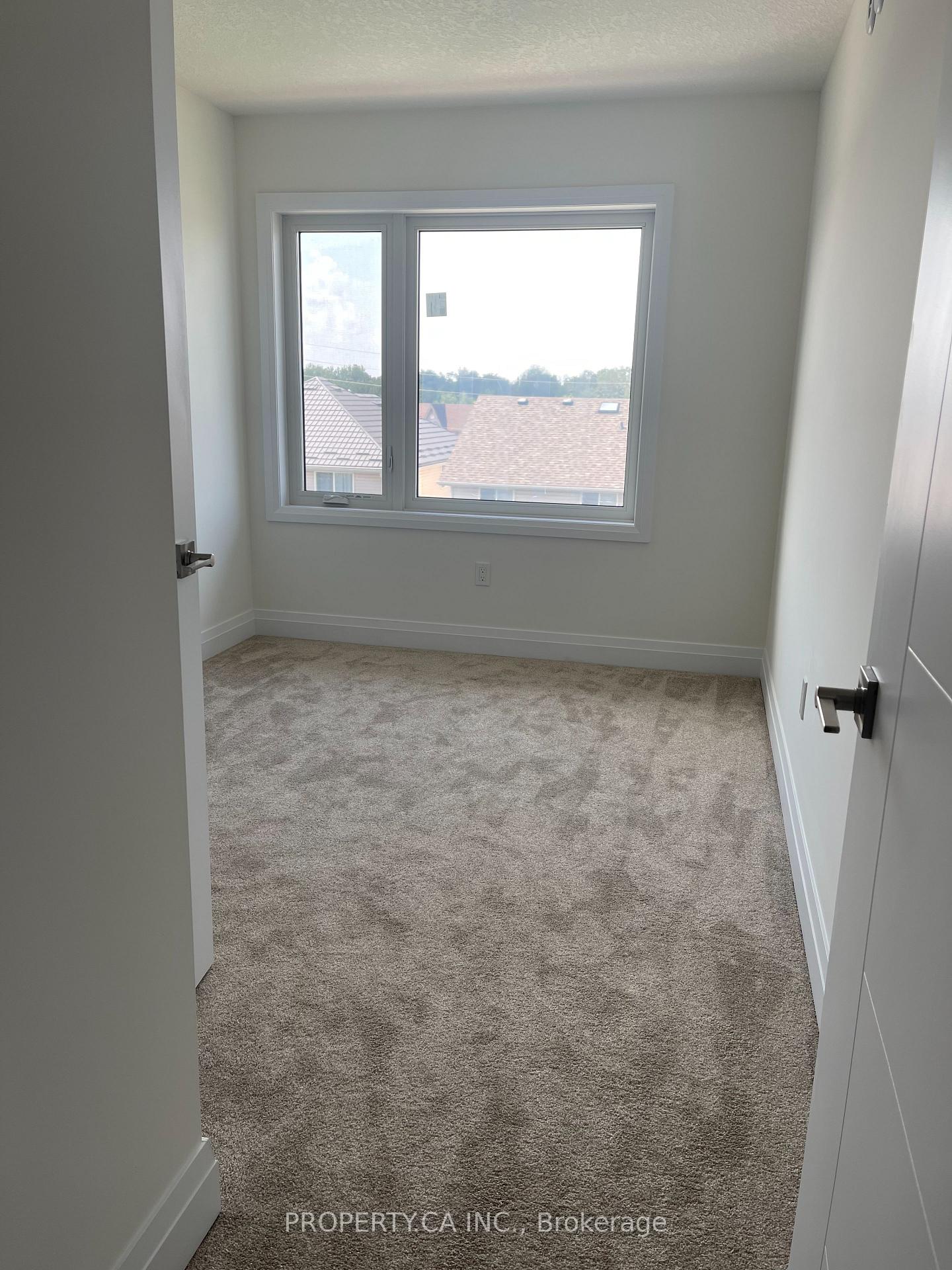 Photo 12 of 30 Lily Lane, Guelph, Clairfields/Hanlon Business Park — HOMEH
